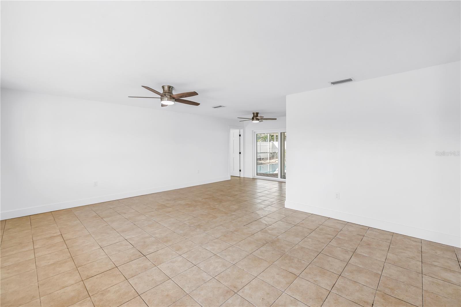 Living Room - 2053 DOLPHIN BLVD S, ST PETERSBURG