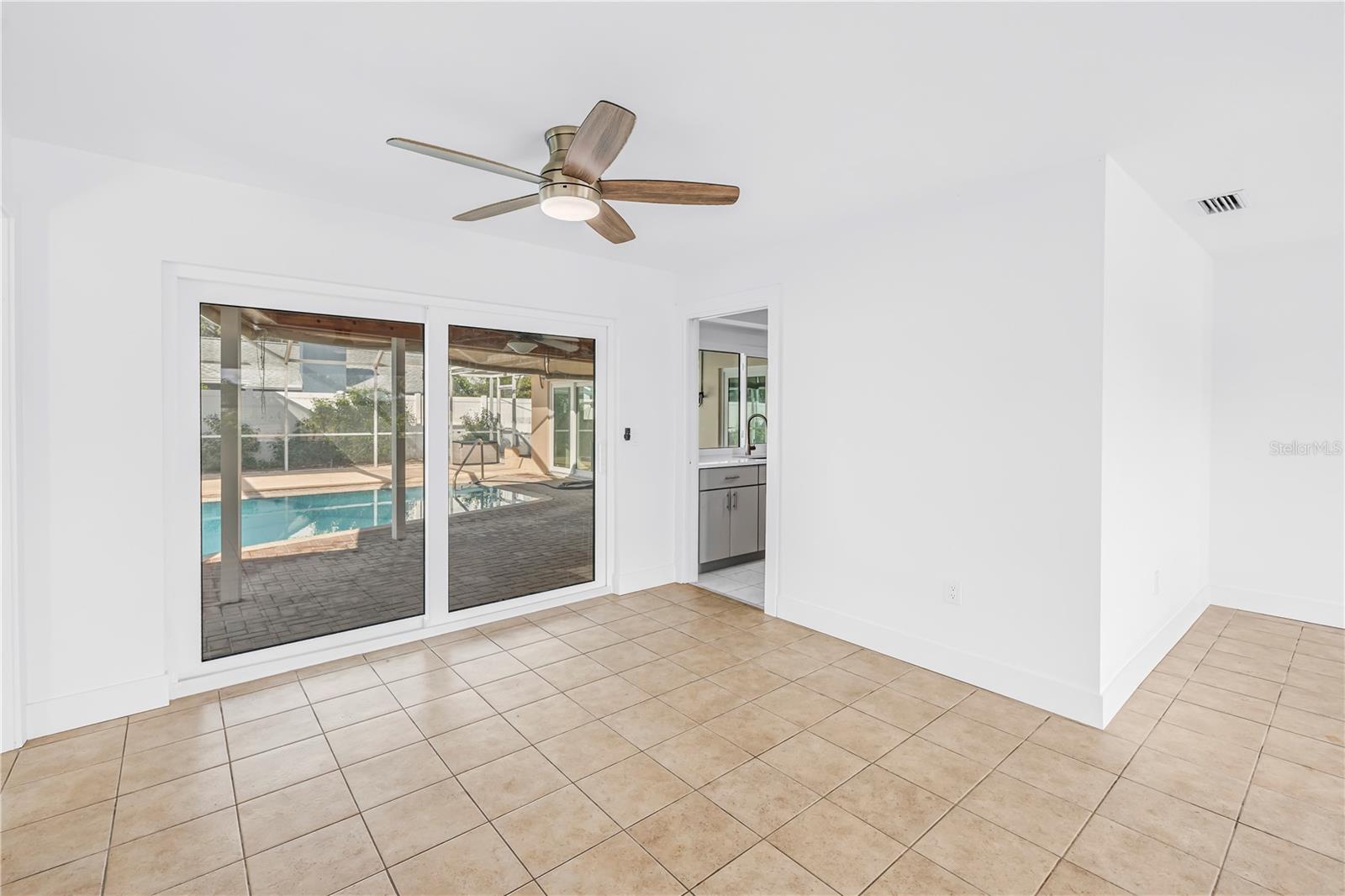 Dinning / Living Room - 2053 DOLPHIN BLVD S, ST PETERSBURG