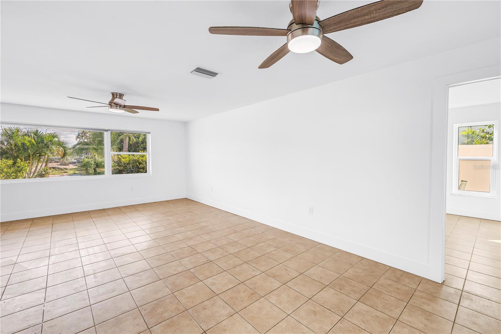 Living Room - 2053 DOLPHIN BLVD S, ST PETERSBURG