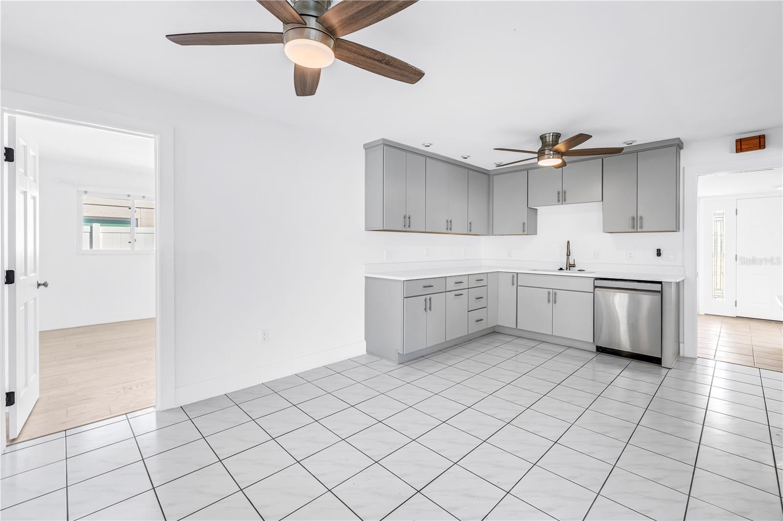 Kitchen - 2053 DOLPHIN BLVD S, ST PETERSBURG