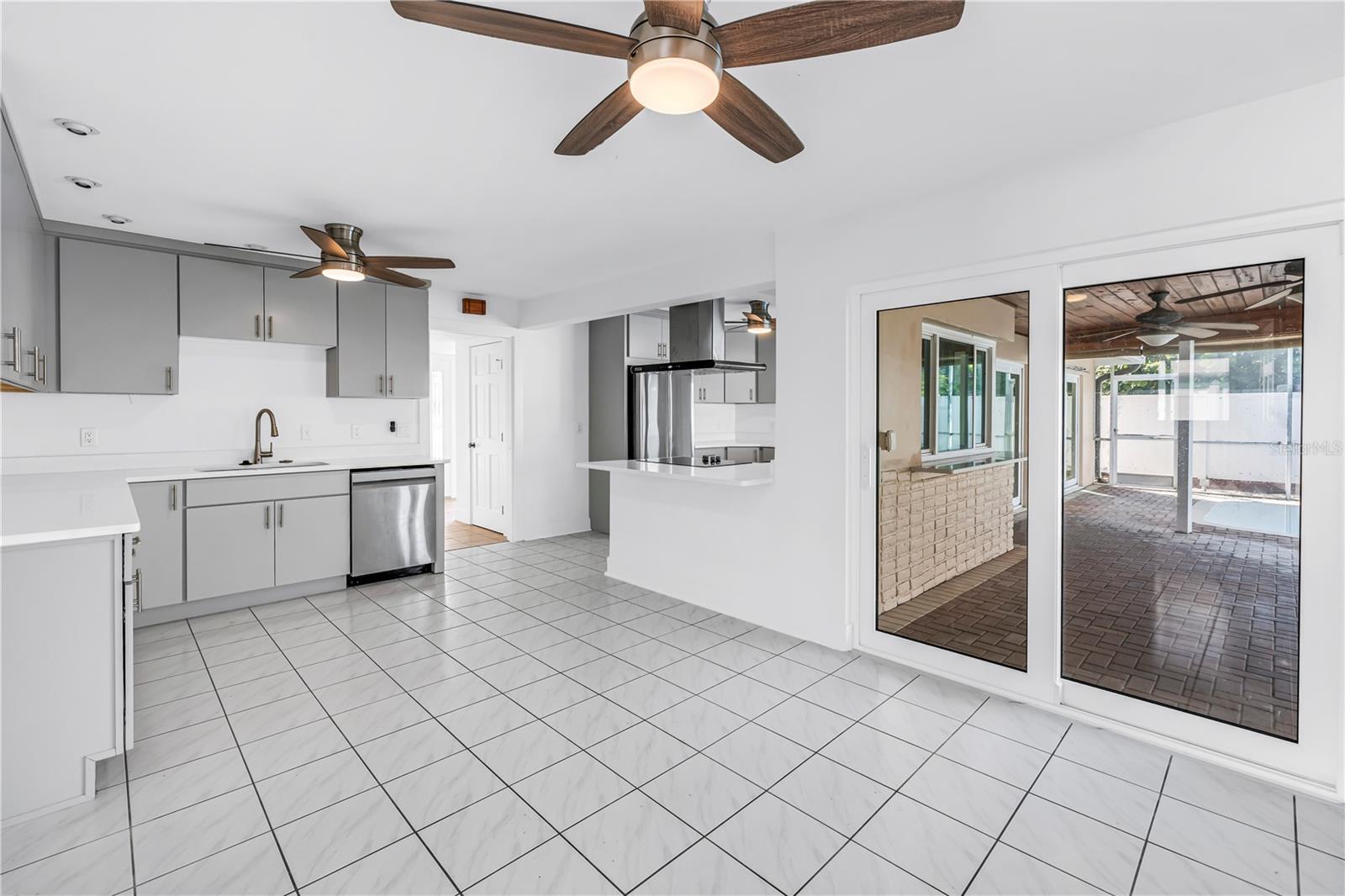 Kitchen - 2053 DOLPHIN BLVD S, ST PETERSBURG
