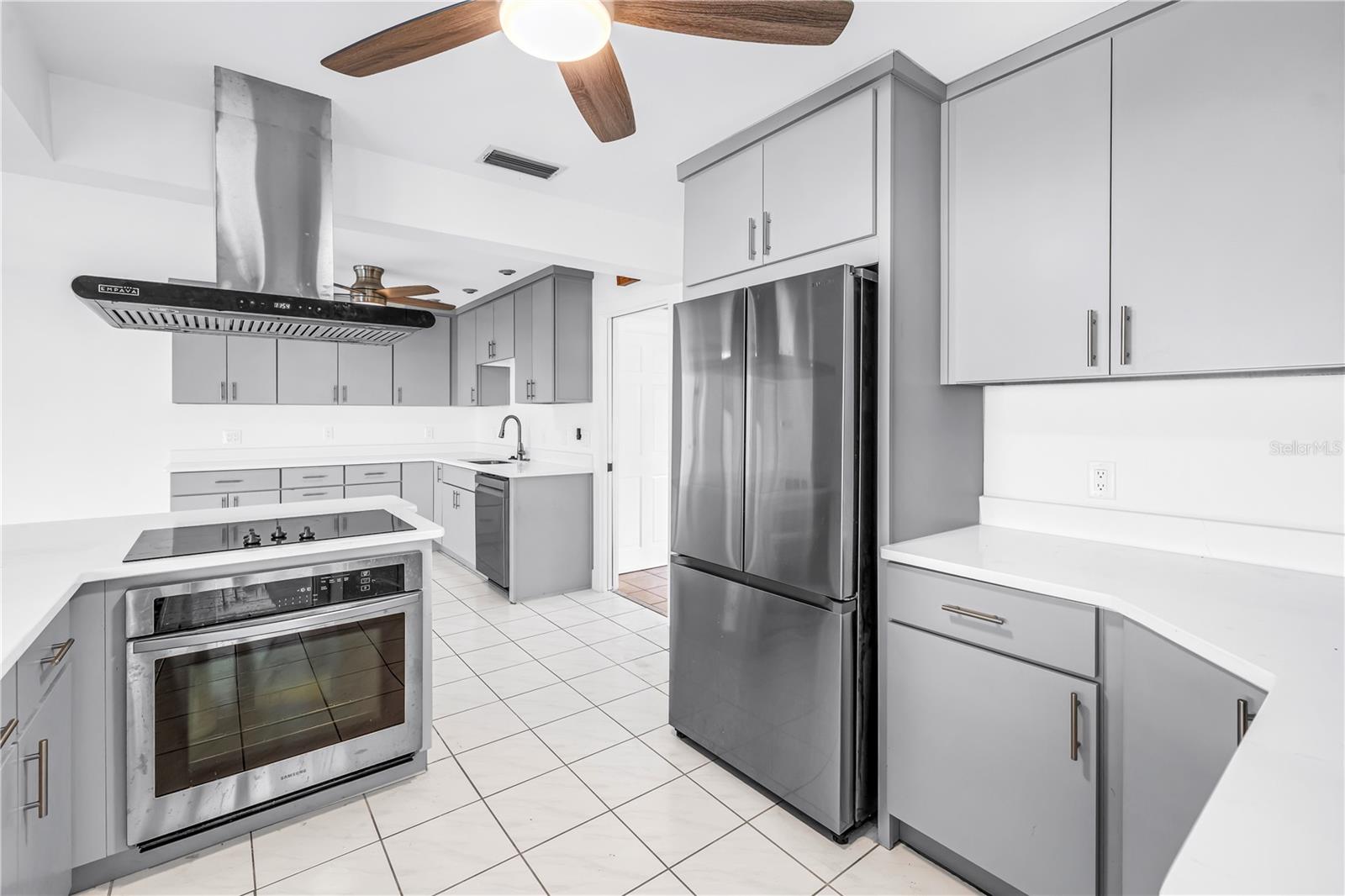Kitchen - 2053 DOLPHIN BLVD S, ST PETERSBURG