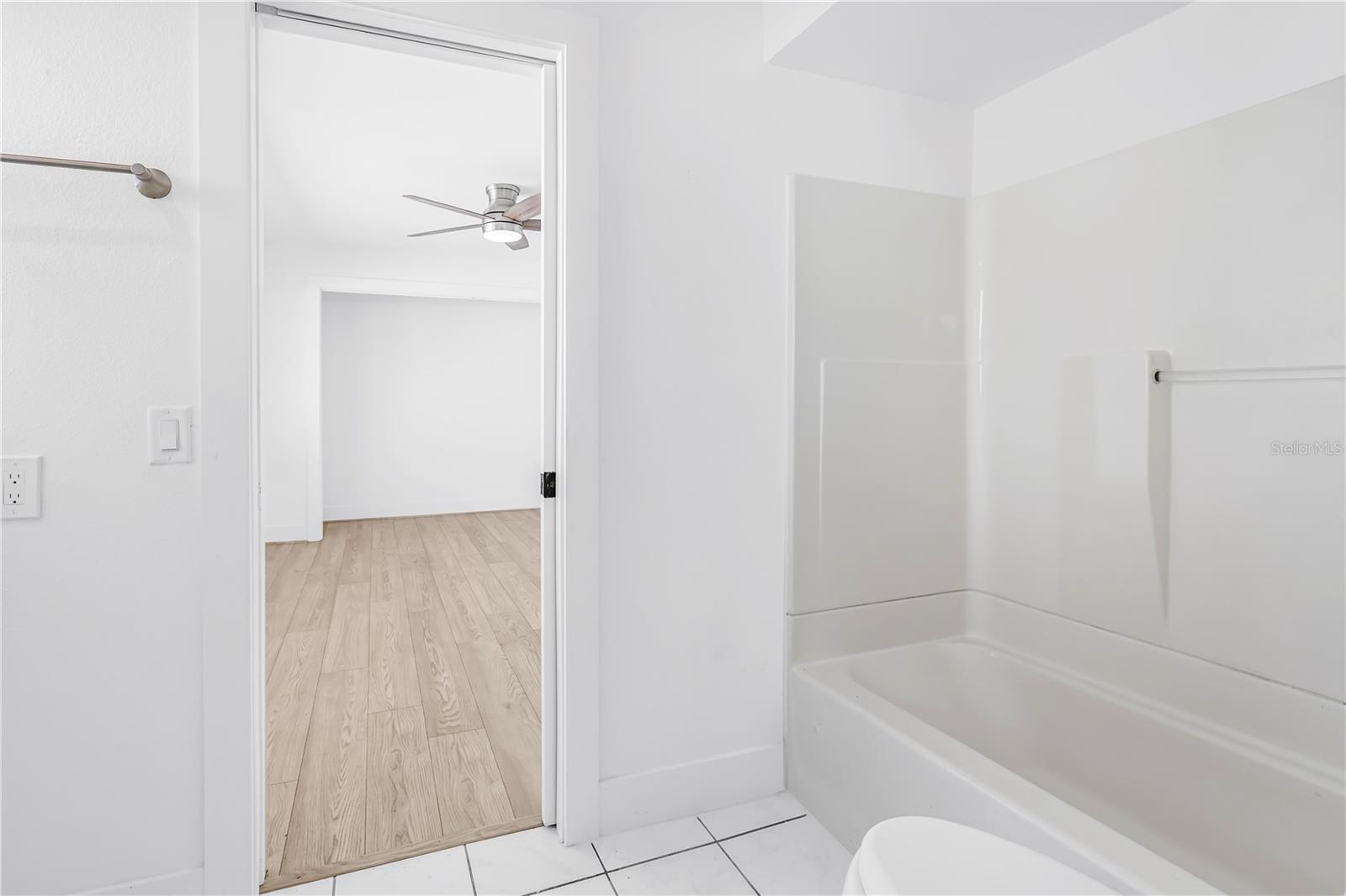 Shared Bathroom - 2053 DOLPHIN BLVD S, ST PETERSBURG
