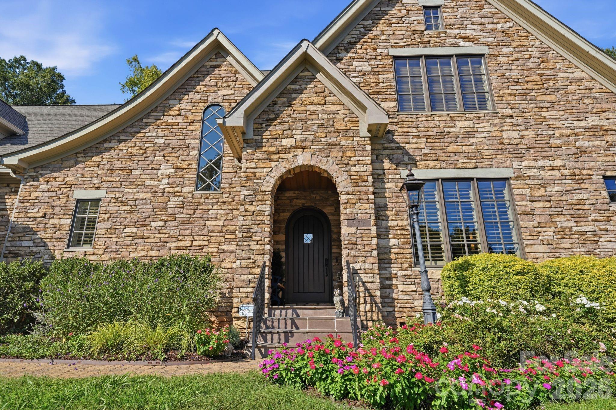 Single Family Residence at 21314 Olde Quarry Lane, Cornelius, photo 9 of 44