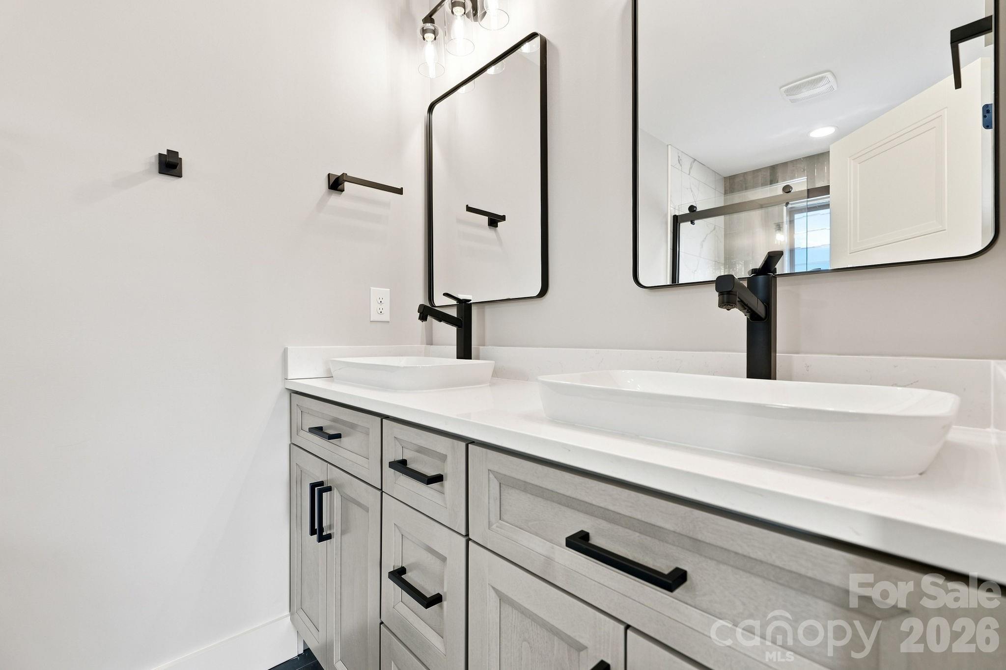 primary full bathroom - 128 Chepstow Place, Black Mountain