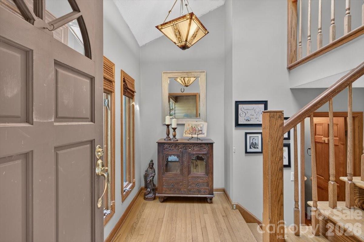 Single Family Residence at 10 Thornwood Court, Lake Wylie, photo 2 of 47
