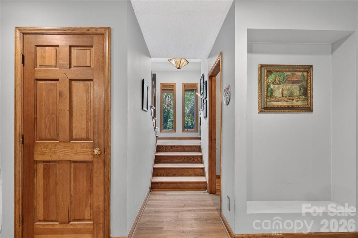 Single Family Residence at 10 Thornwood Court, Lake Wylie, photo 3 of 47