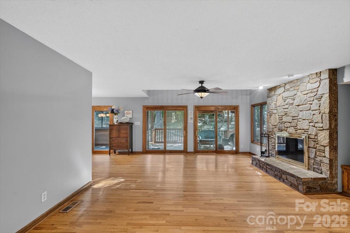 Single Family Residence at 10 Thornwood Court, Lake Wylie, photo 4 of 47