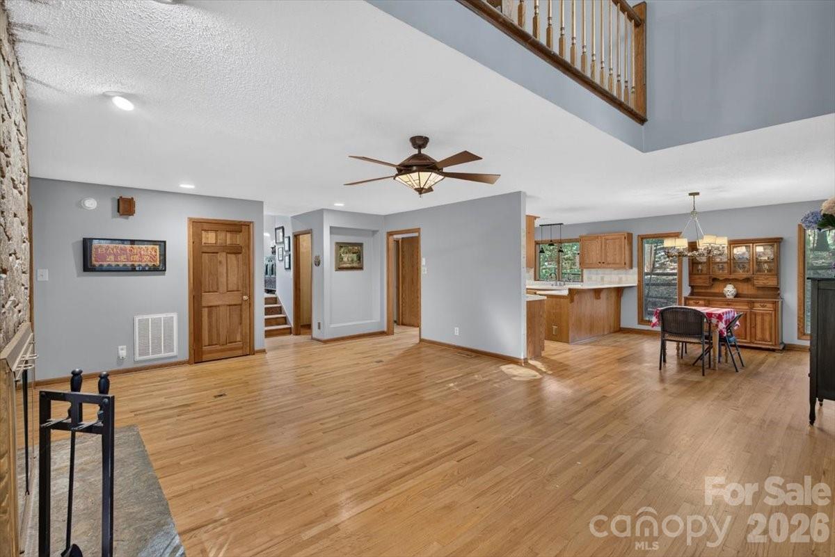 Single Family Residence at 10 Thornwood Court, Lake Wylie, photo 5 of 47