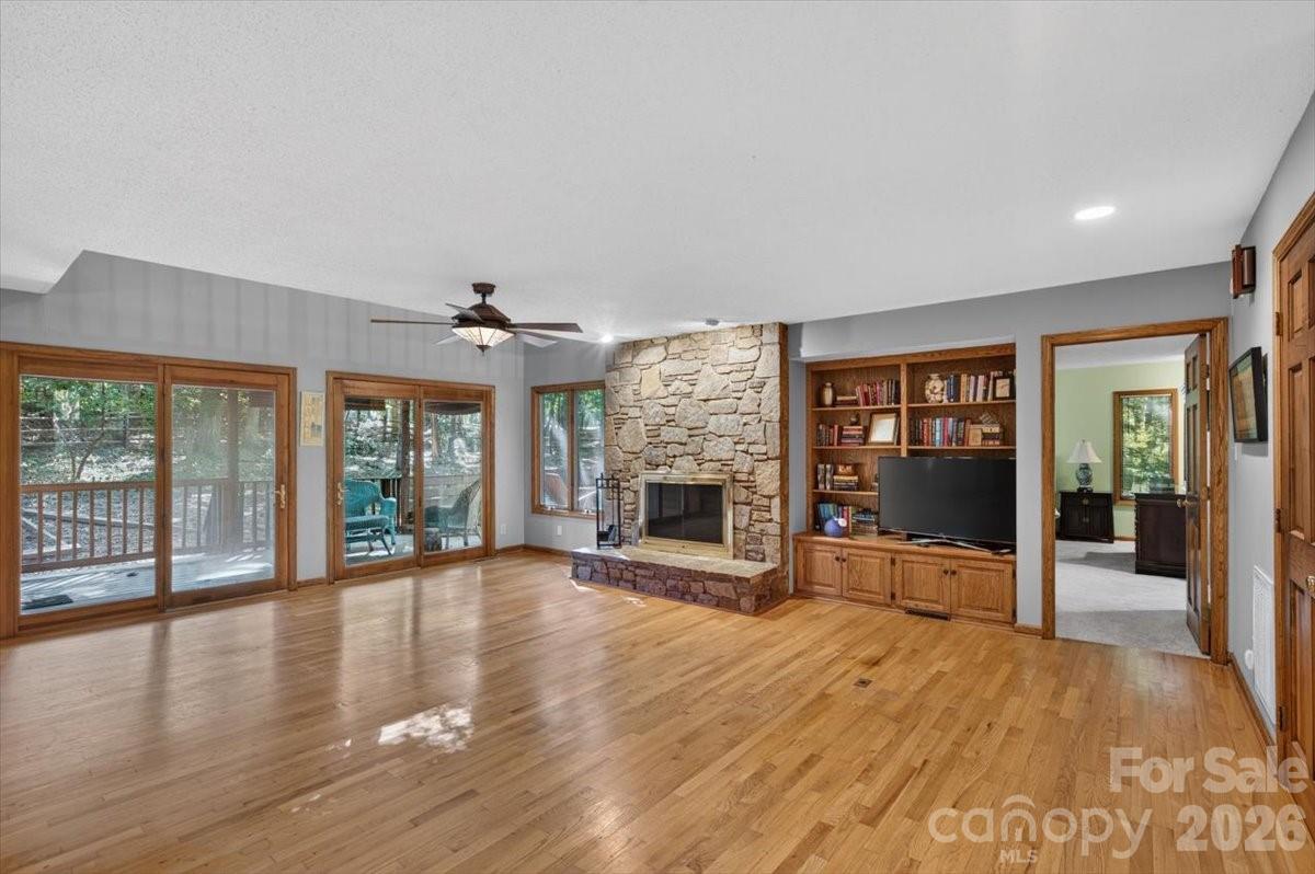 Single Family Residence at 10 Thornwood Court, Lake Wylie, photo 6 of 47