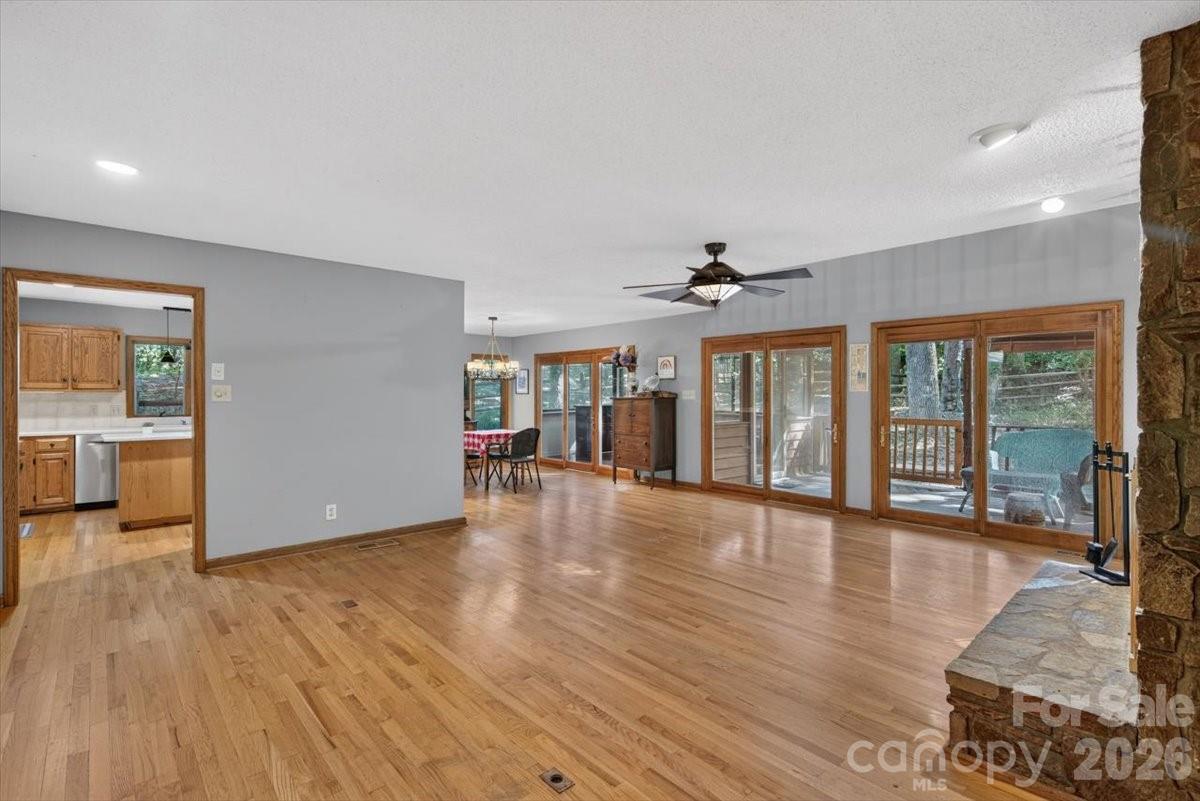 Single Family Residence at 10 Thornwood Court, Lake Wylie, photo 8 of 47