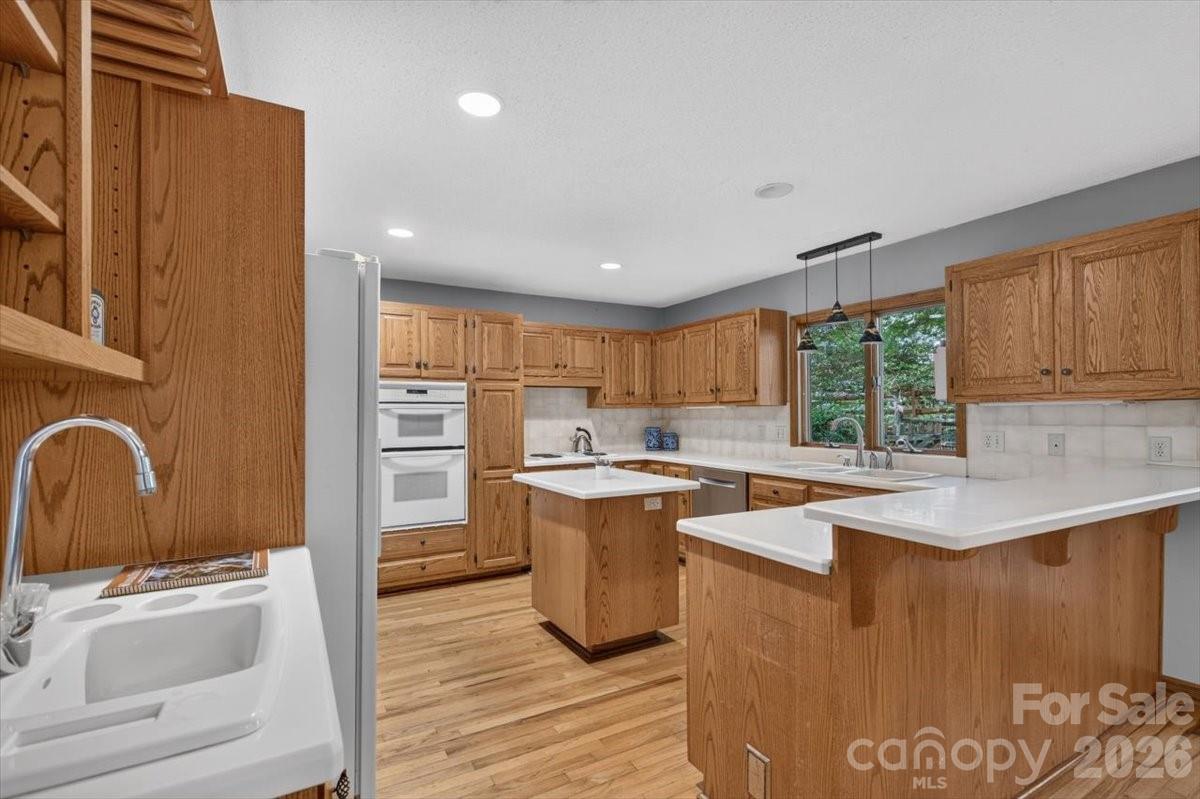 Single Family Residence at 10 Thornwood Court, Lake Wylie, photo 11 of 47