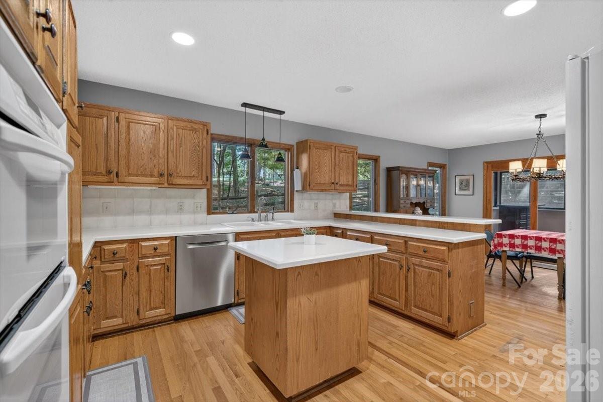 Single Family Residence at 10 Thornwood Court, Lake Wylie, photo 13 of 47