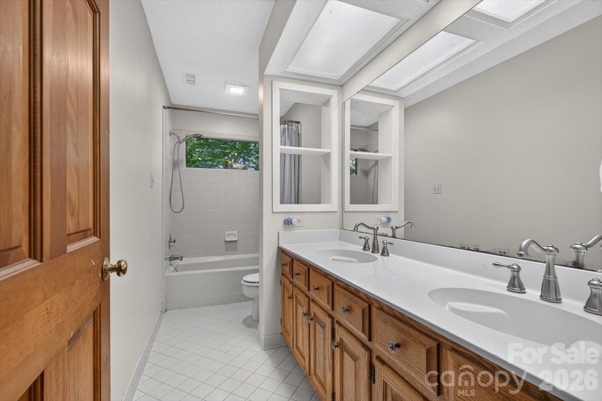 Single Family Residence at 10 Thornwood Court, Lake Wylie, photo 26 of 47