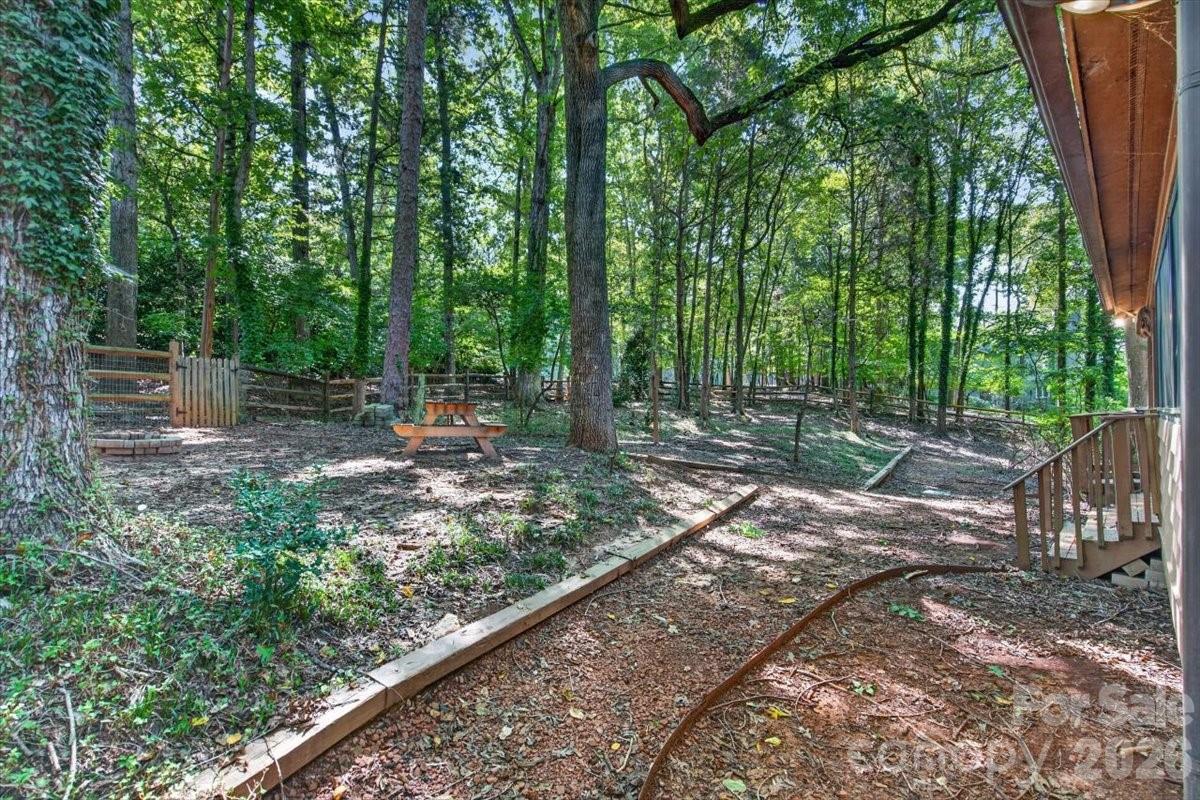 Single Family Residence at 10 Thornwood Court, Lake Wylie, photo 46 of 47