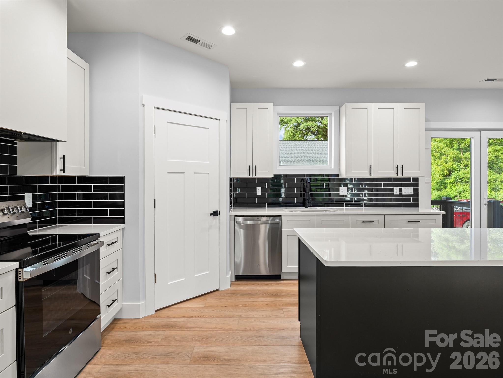 Single Family Residence at 902 Narva Road, Hendersonville, photo 24 of 48