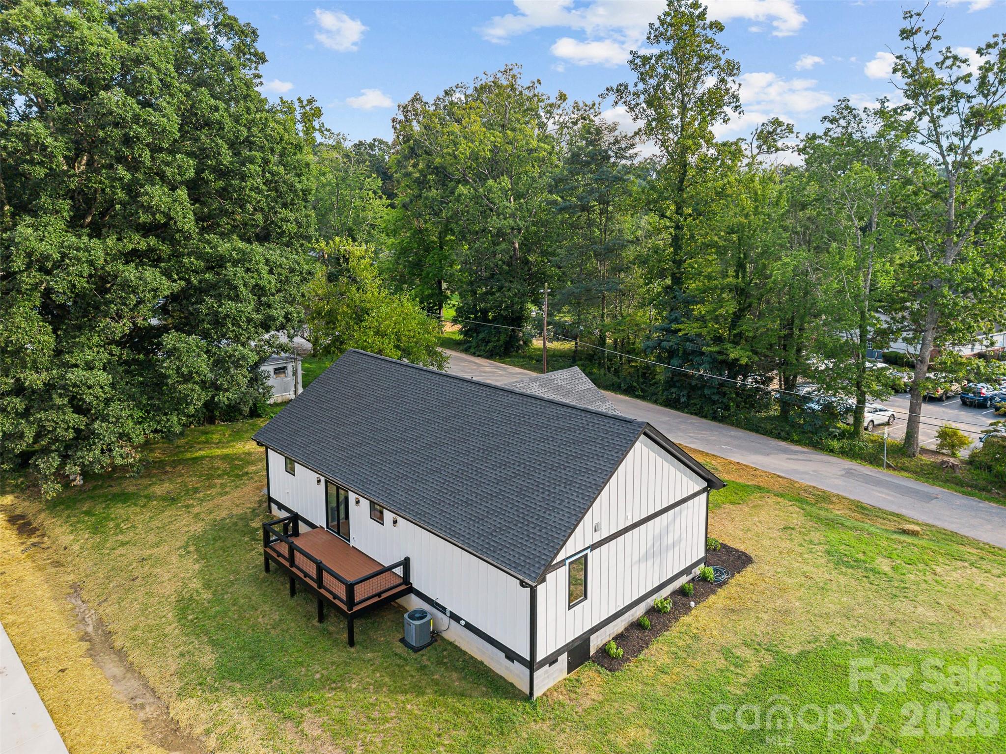 Single Family Residence at 902 Narva Road, Hendersonville, photo 44 of 48