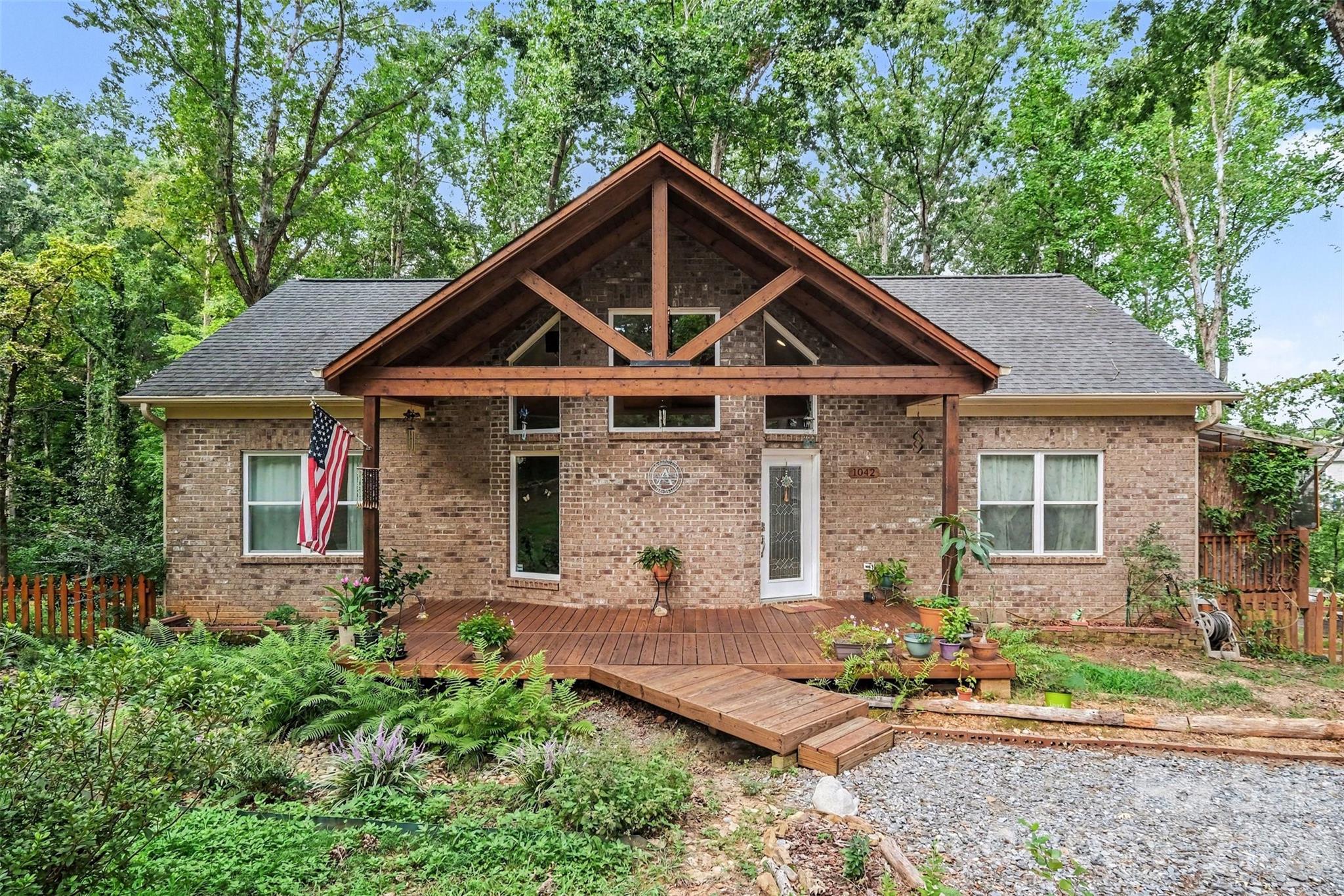 Single Family Residence at 1042 Rosewood Drive, Dallas, photo 3 of 43