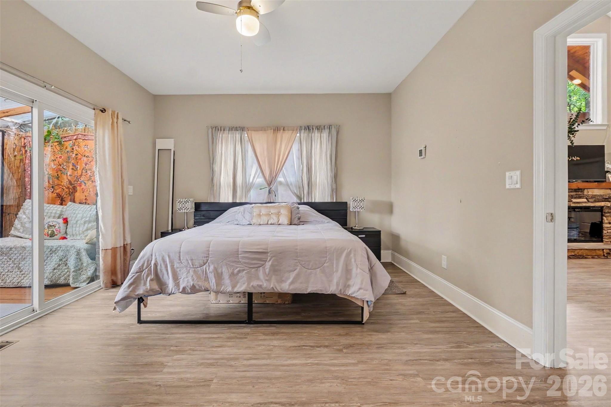 Single Family Residence at 1042 Rosewood Drive, Dallas, photo 19 of 43