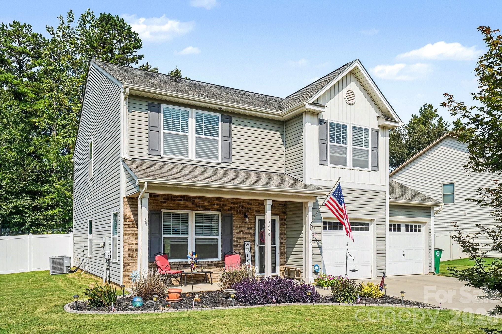Single Family Residence at 7420 Edgefield Court, Matthews, photo 4 of 37
