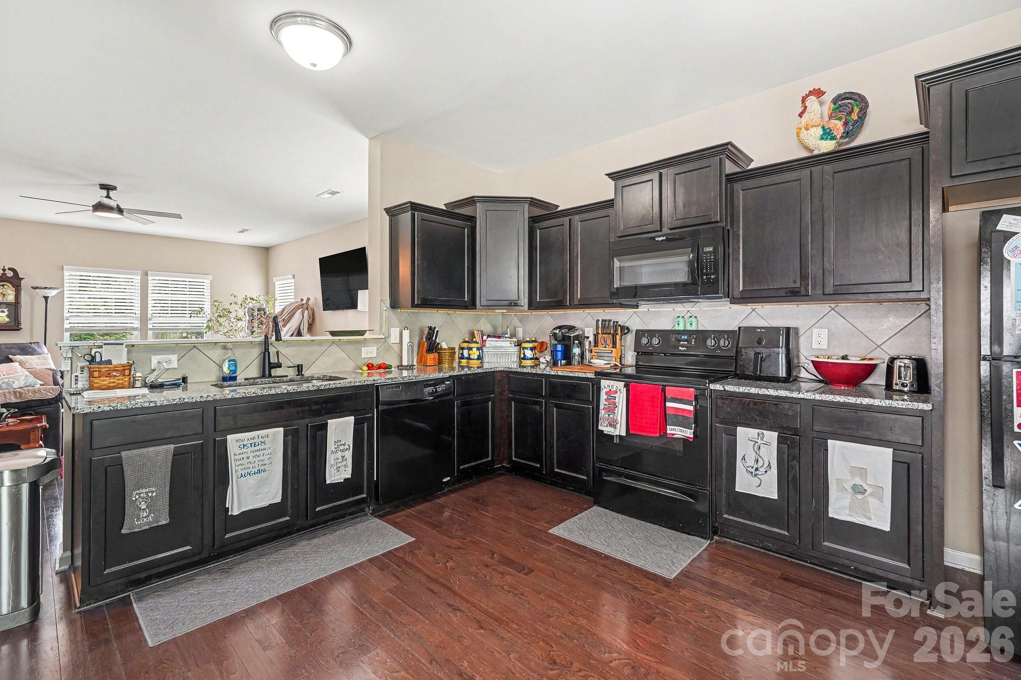 Single Family Residence at 7420 Edgefield Court, Matthews, photo 9 of 37