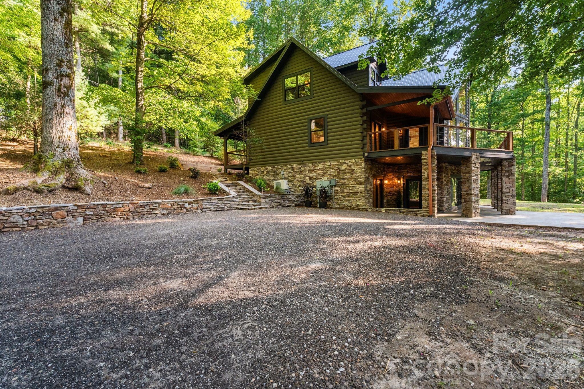 Single Family Residence at 40 Boulder Lane, Hendersonville, photo 2 of 46