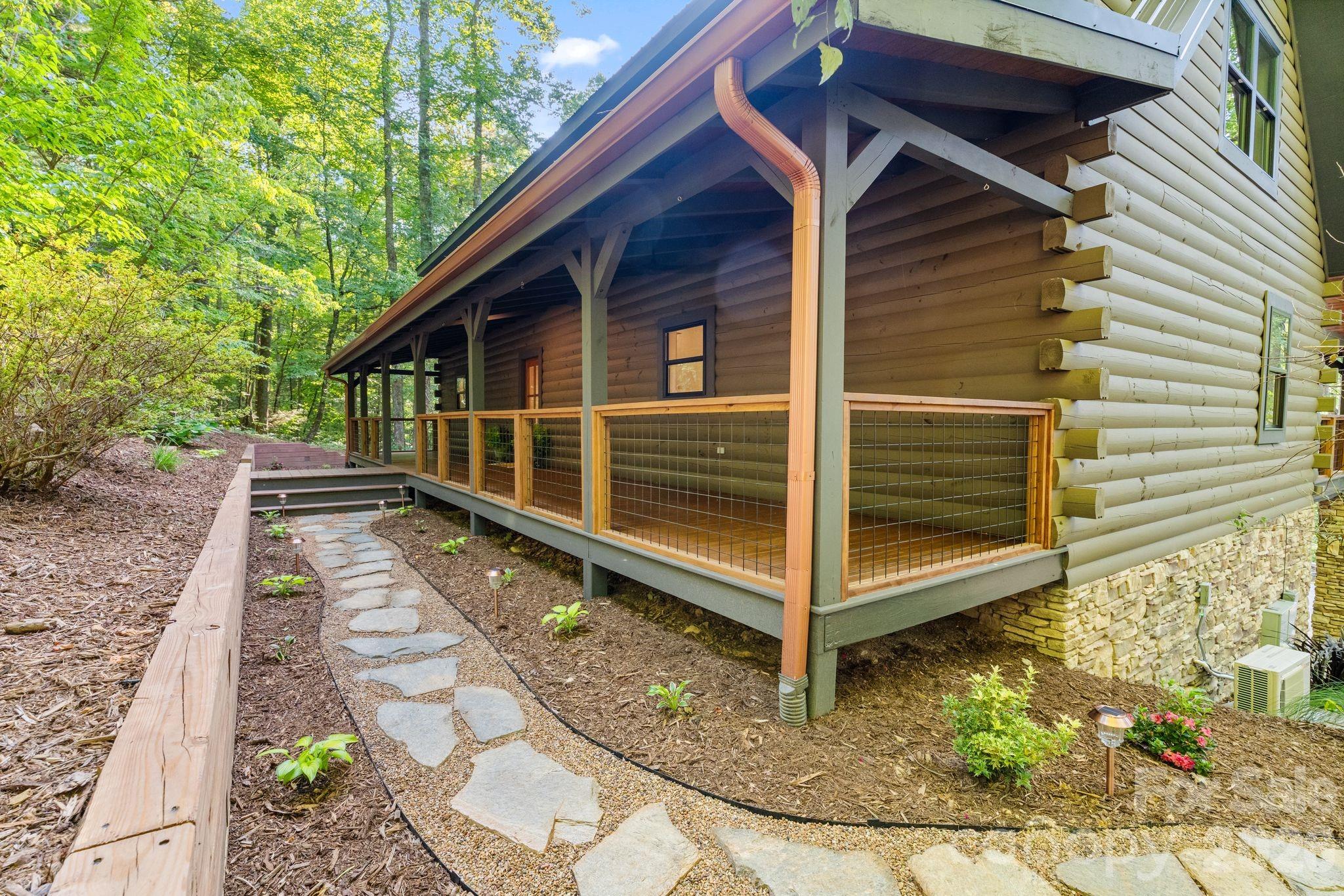 Single Family Residence at 40 Boulder Lane, Hendersonville, photo 6 of 46