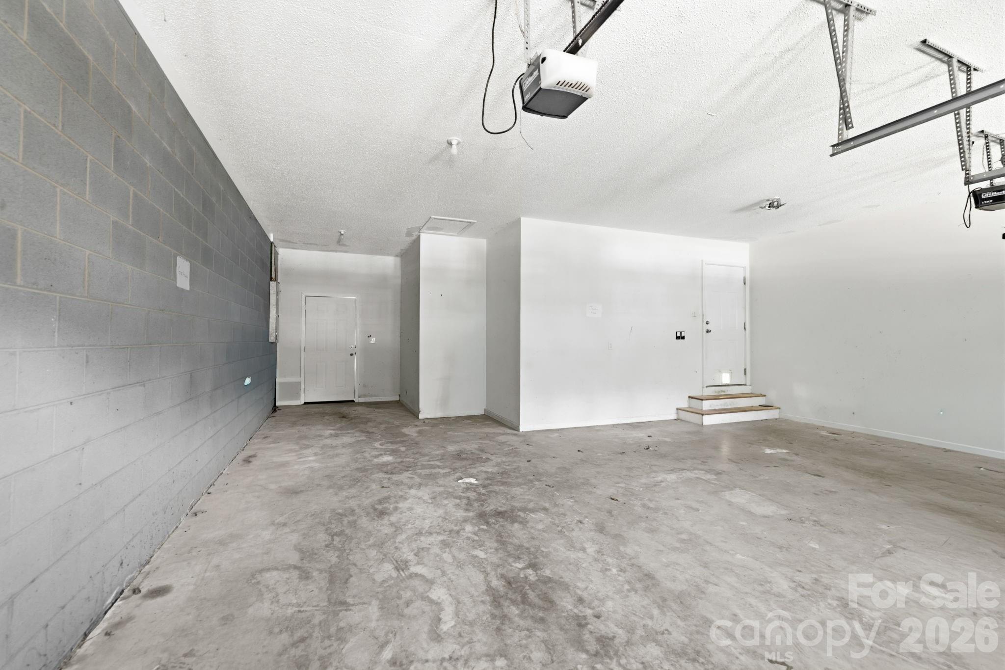 Oversized garage - 62 Chickwood Trail, Weaverville