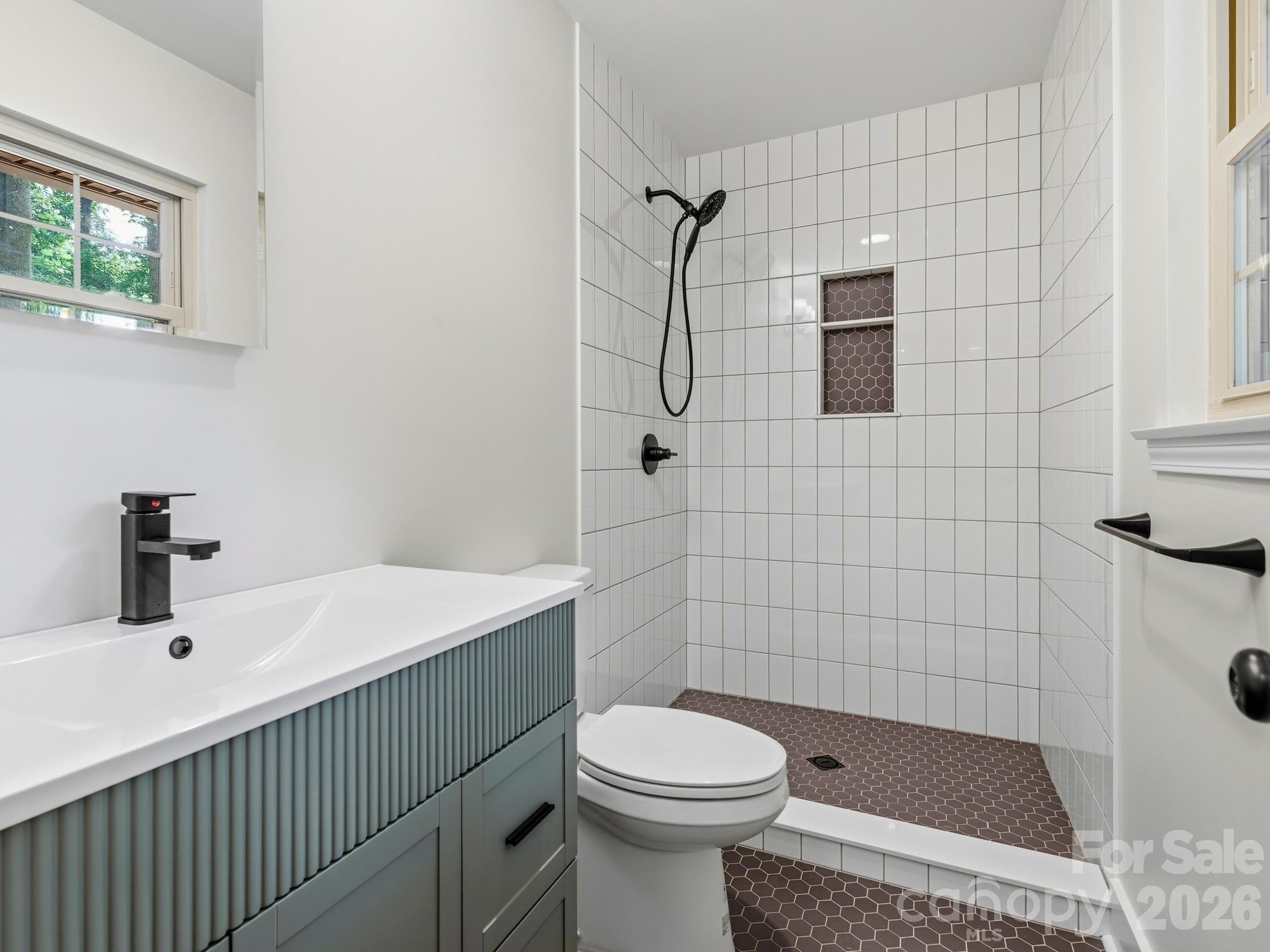 En-Suite Bath - 340 School Road, Asheville