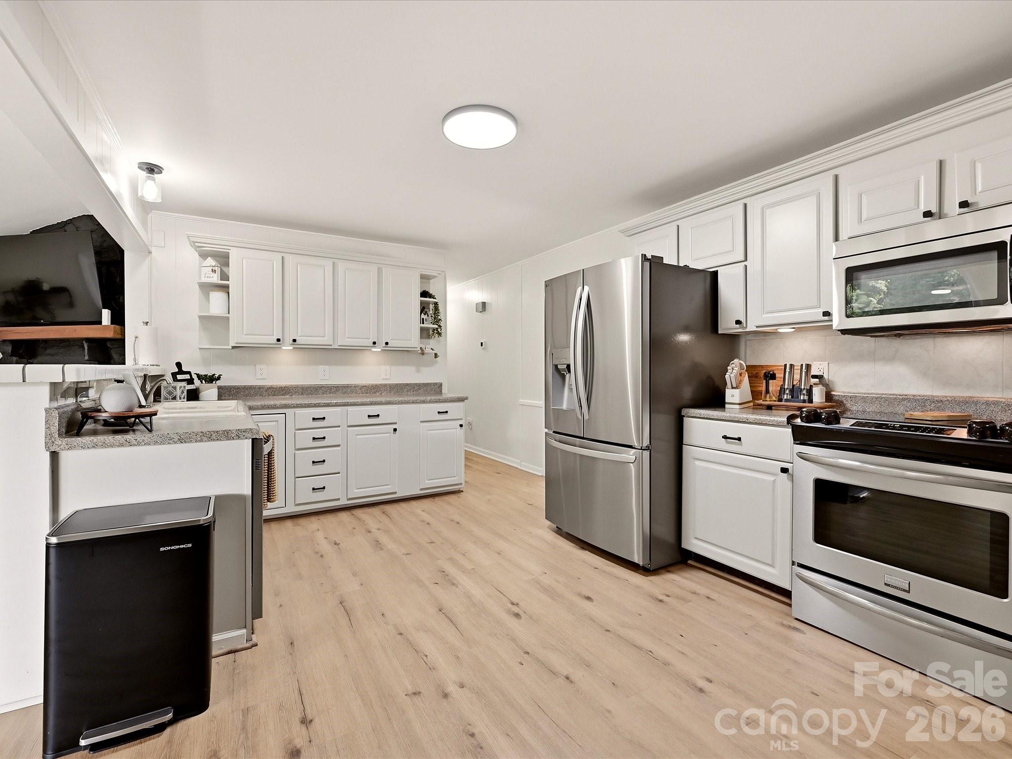 Single Family Residence at 513 Paradise Circle, Belmont, photo 16 of 50