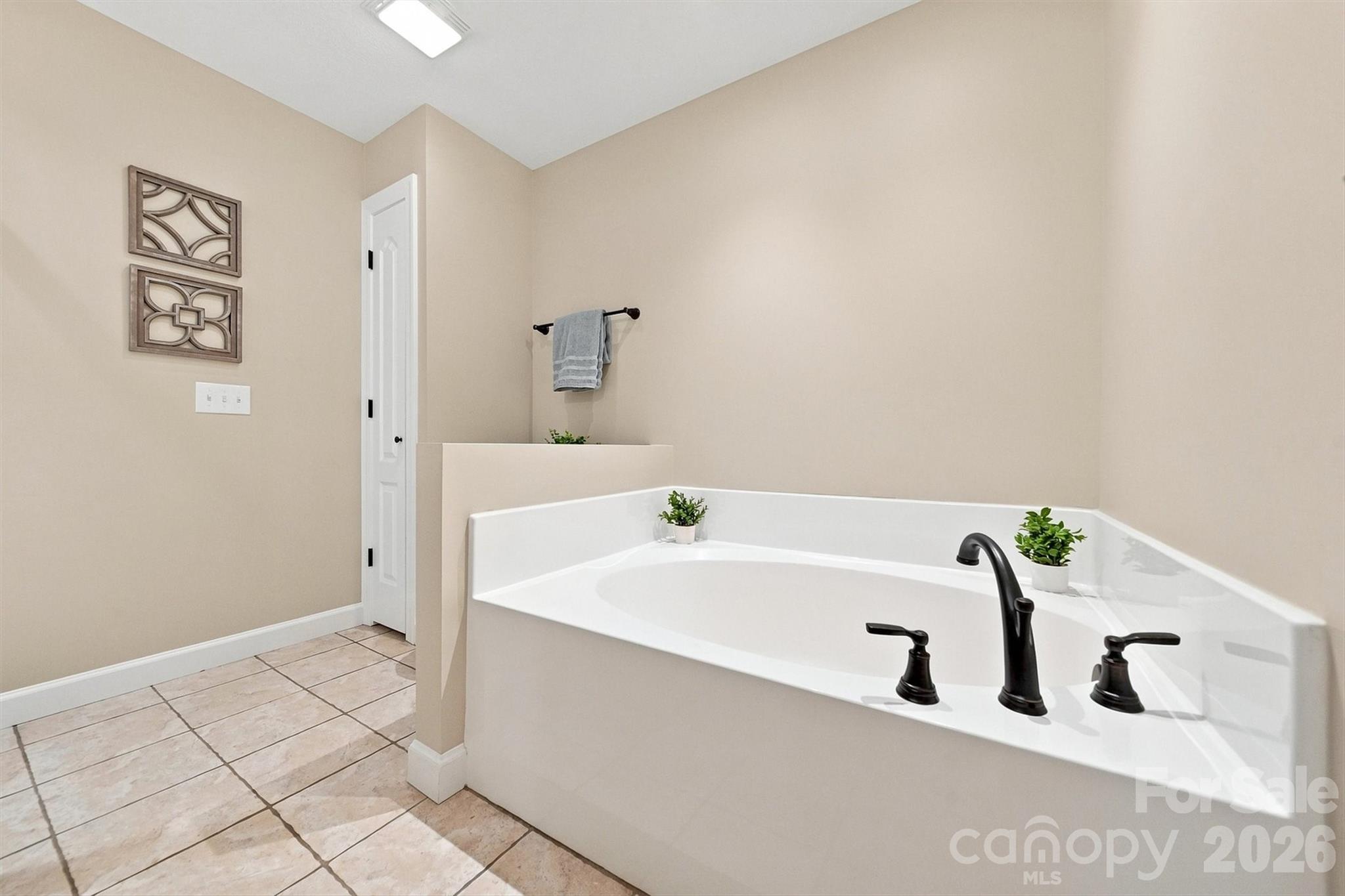 Single Family Residence at 6011 Dockside Drive, Hickory, photo 25 of 48