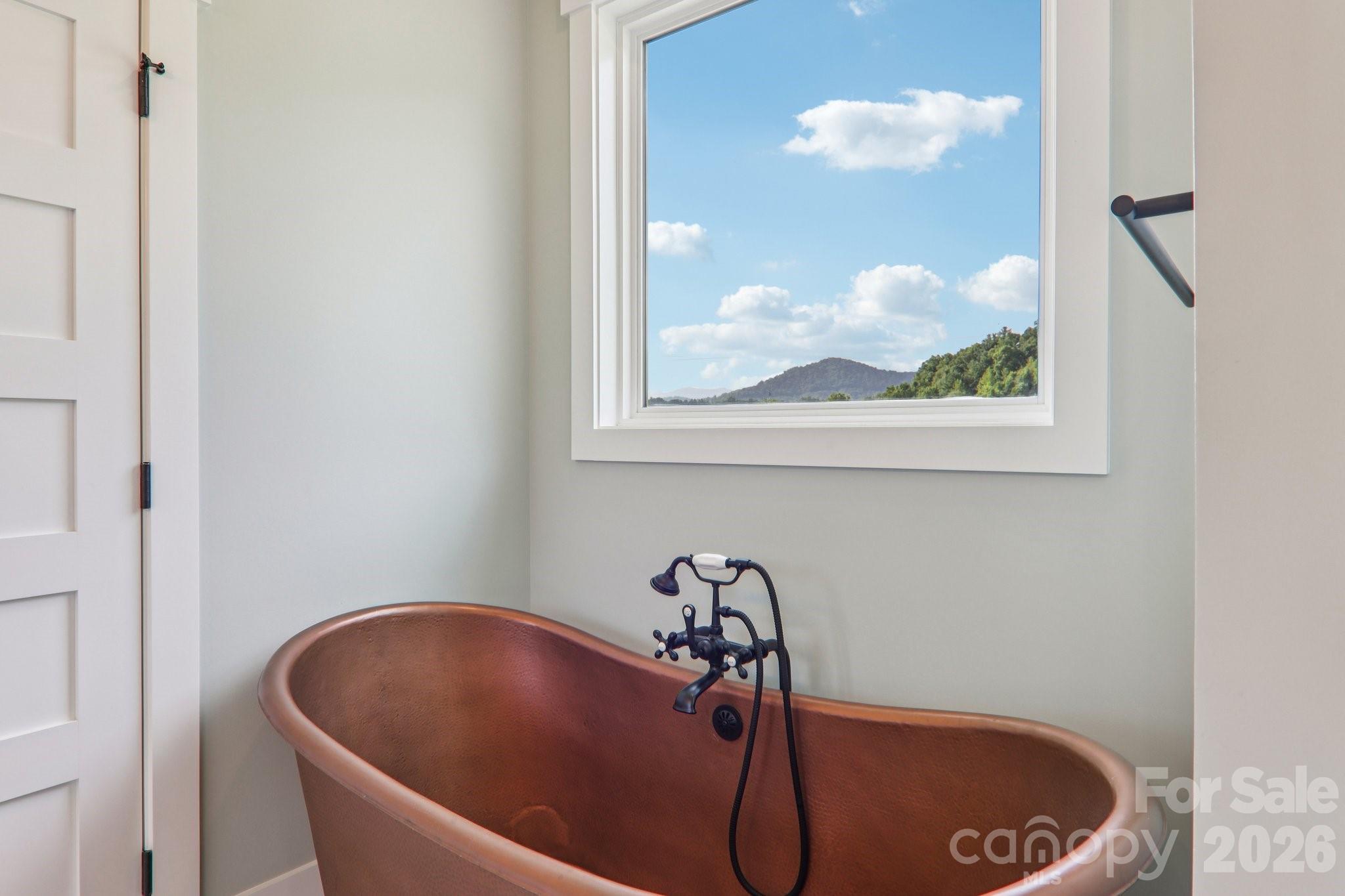 Copper soaking tub. - 1060 California Creek Road, Mars Hill