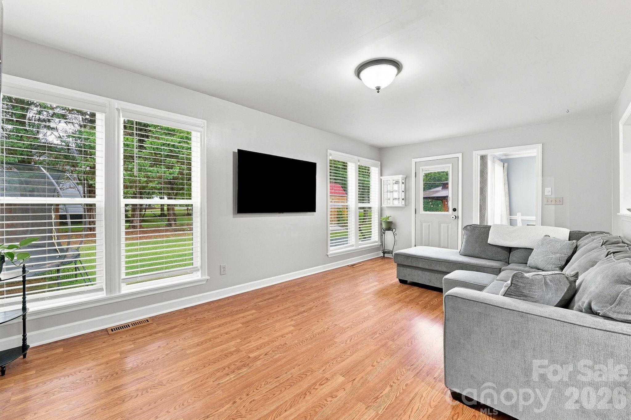 Oversized Sunroom / Rec Room - 106 Webbed Foot Road, Mooresville