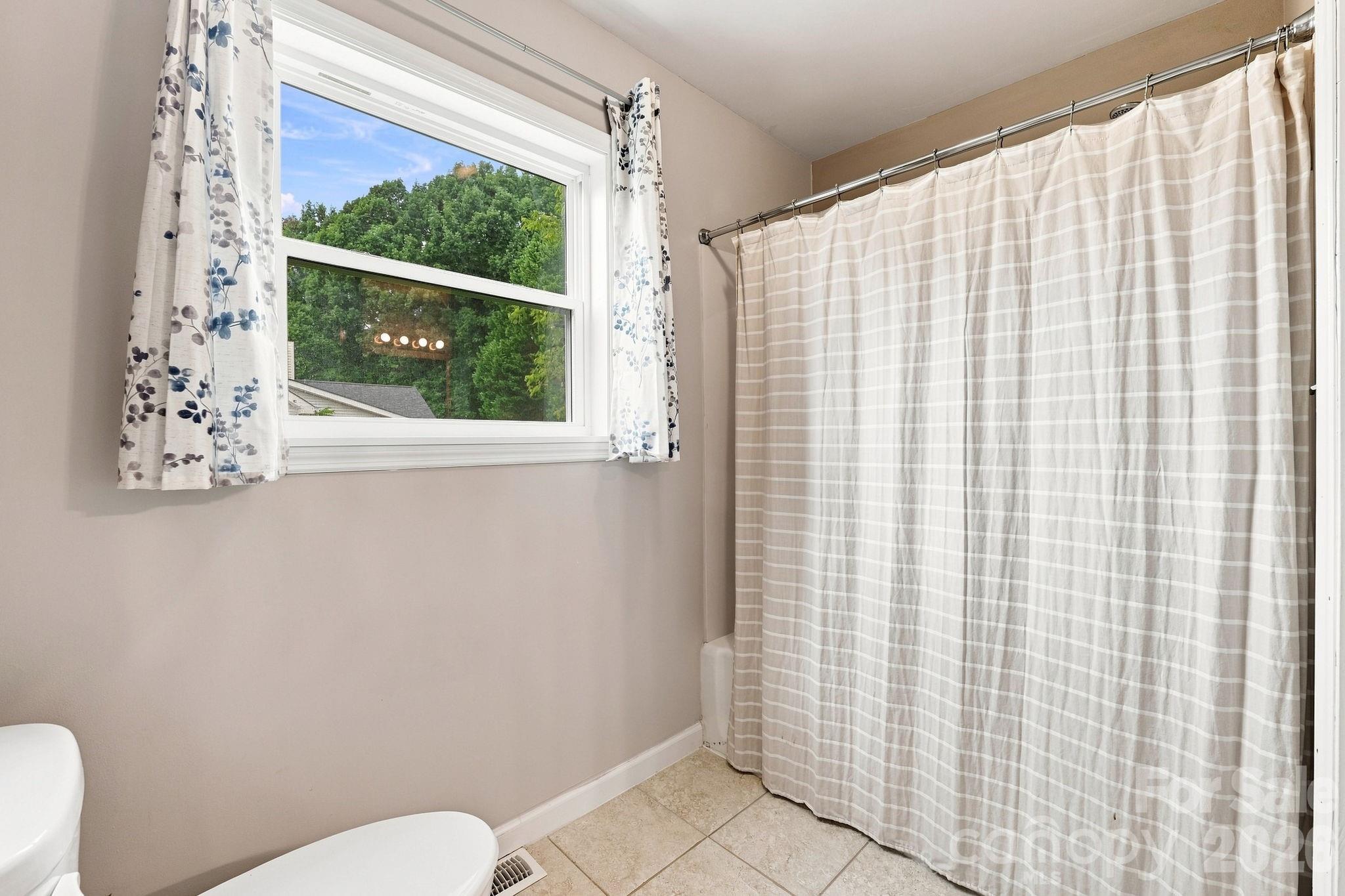 Full Hall Bath with Tub/Shower - 106 Webbed Foot Road, Mooresville