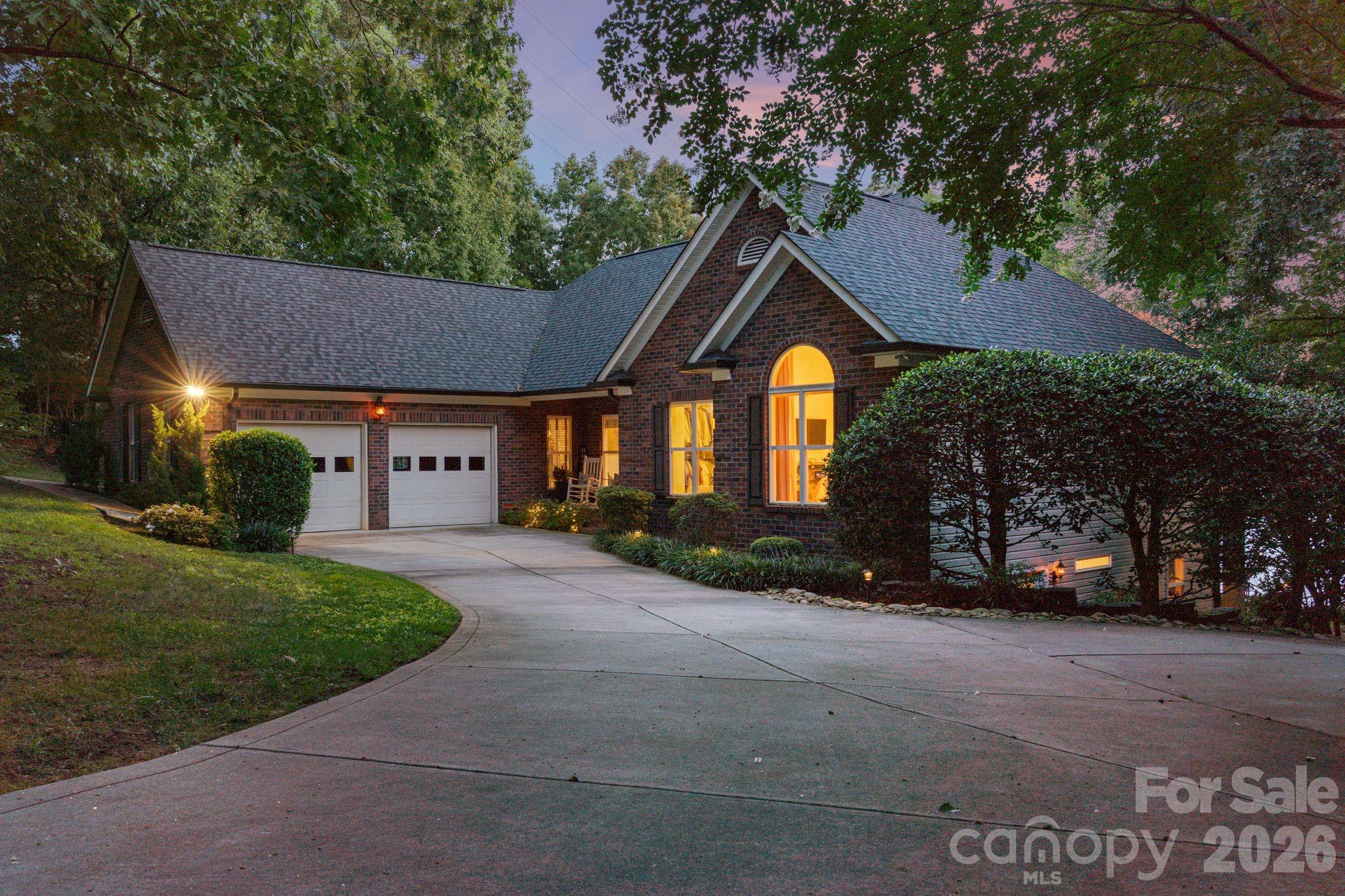 Single Family Residence at 172 Mariner Pointe Lane, Mooresville, photo 4 of 48