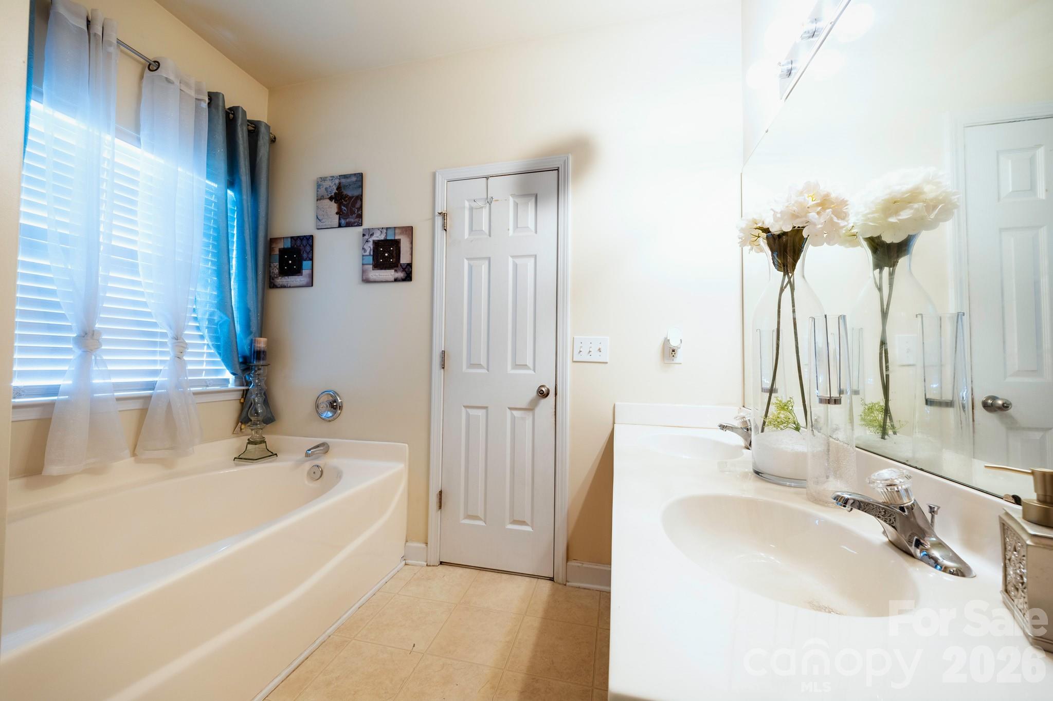 Master bathroom - 948 Sundance Drive, Gastonia