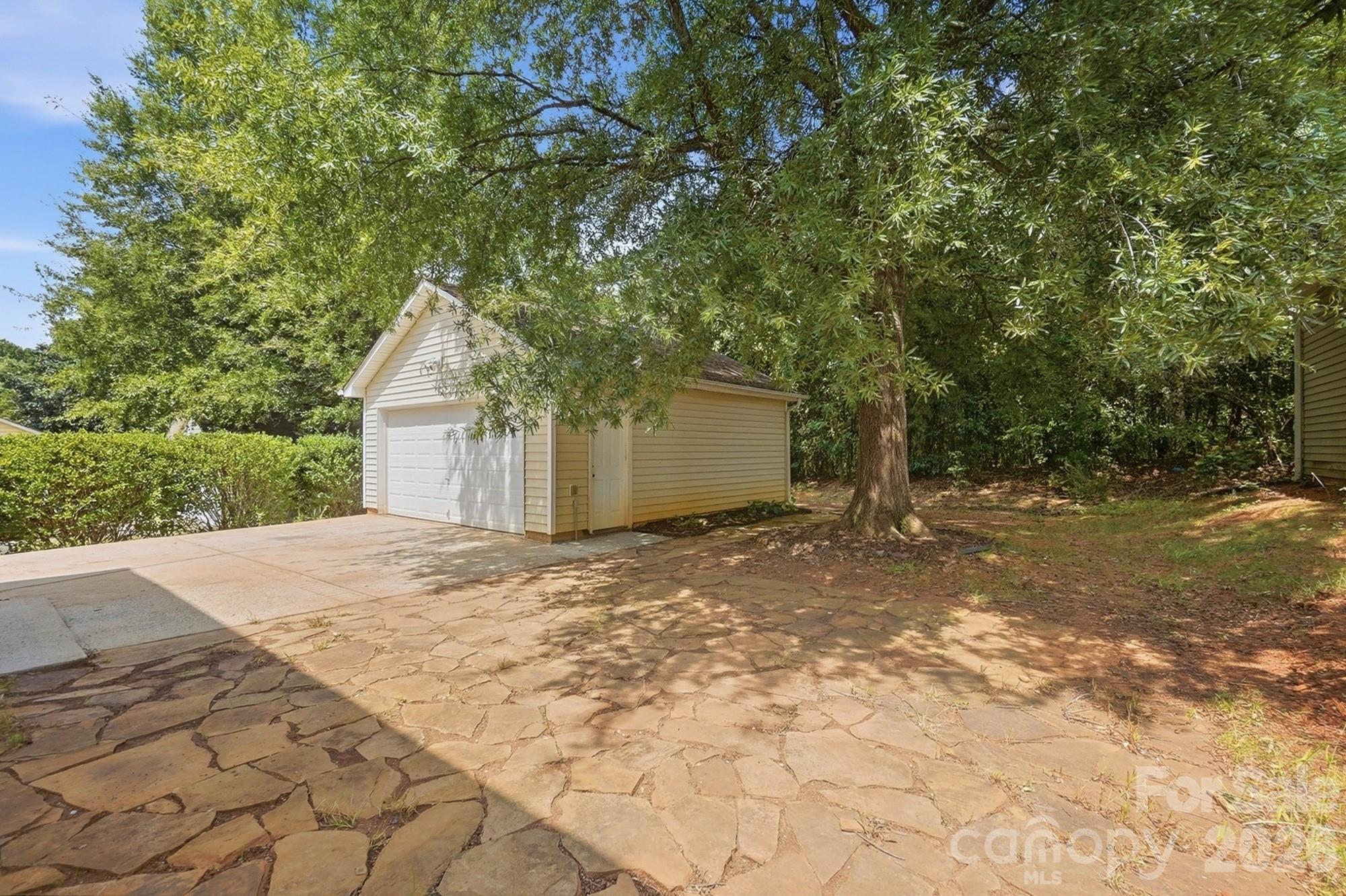 Flagstone pavered patio with large shade tree - 11402 Heritage Green Drive, Cornelius