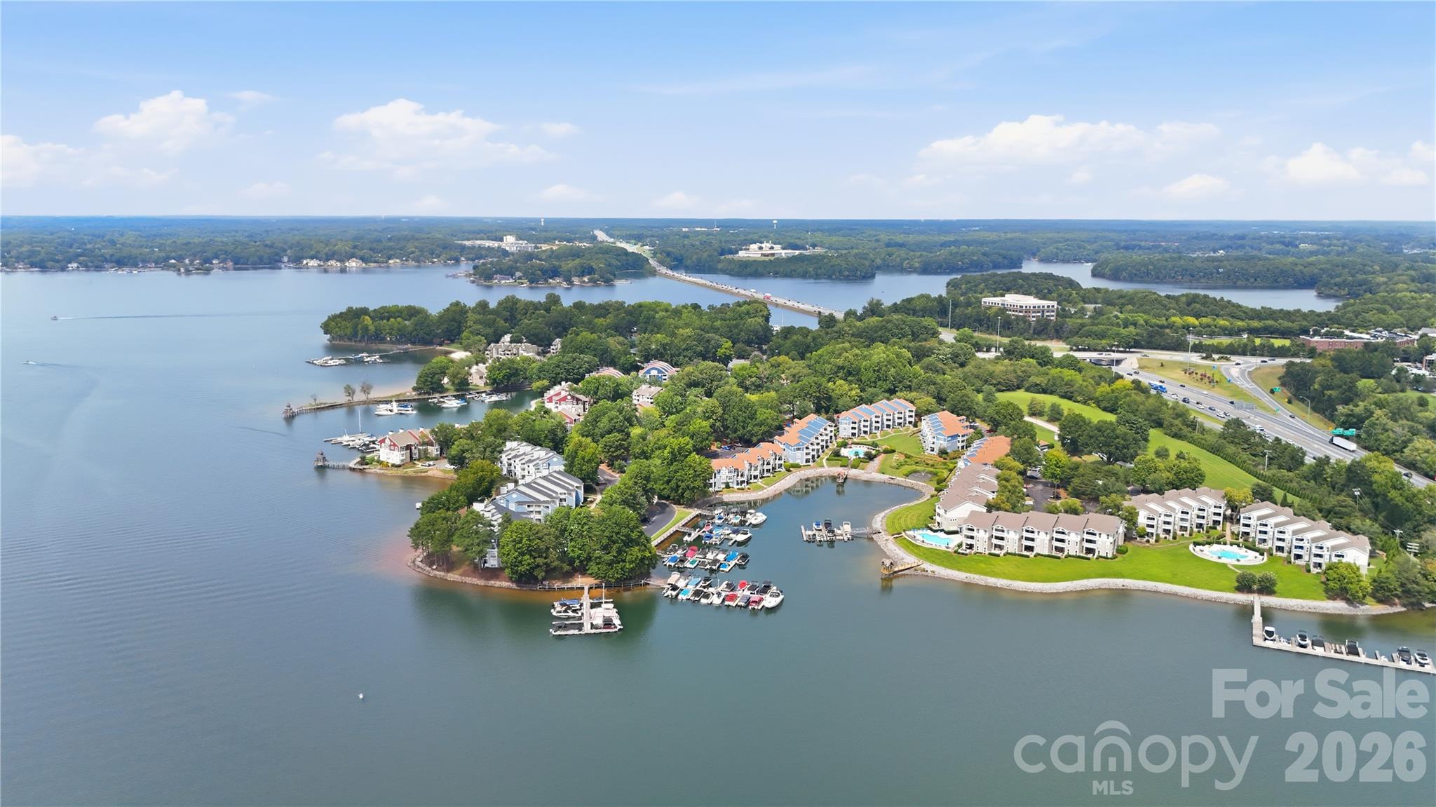 Easy access to downtown Davidson, Davidson College, shops and restaurants. - 932 Southwest Drive, Davidson