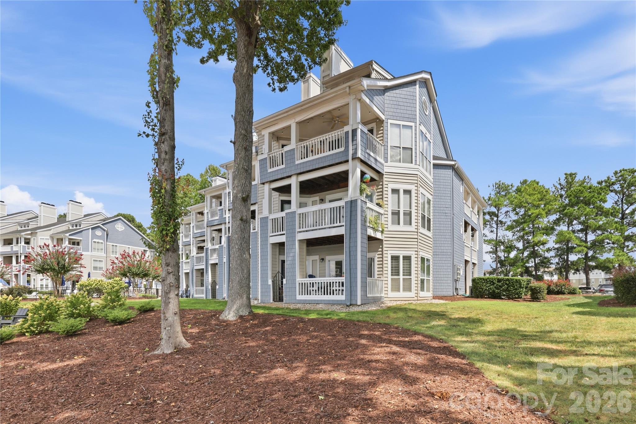 Polished & elegant LKN living - 932 Southwest Drive, Davidson