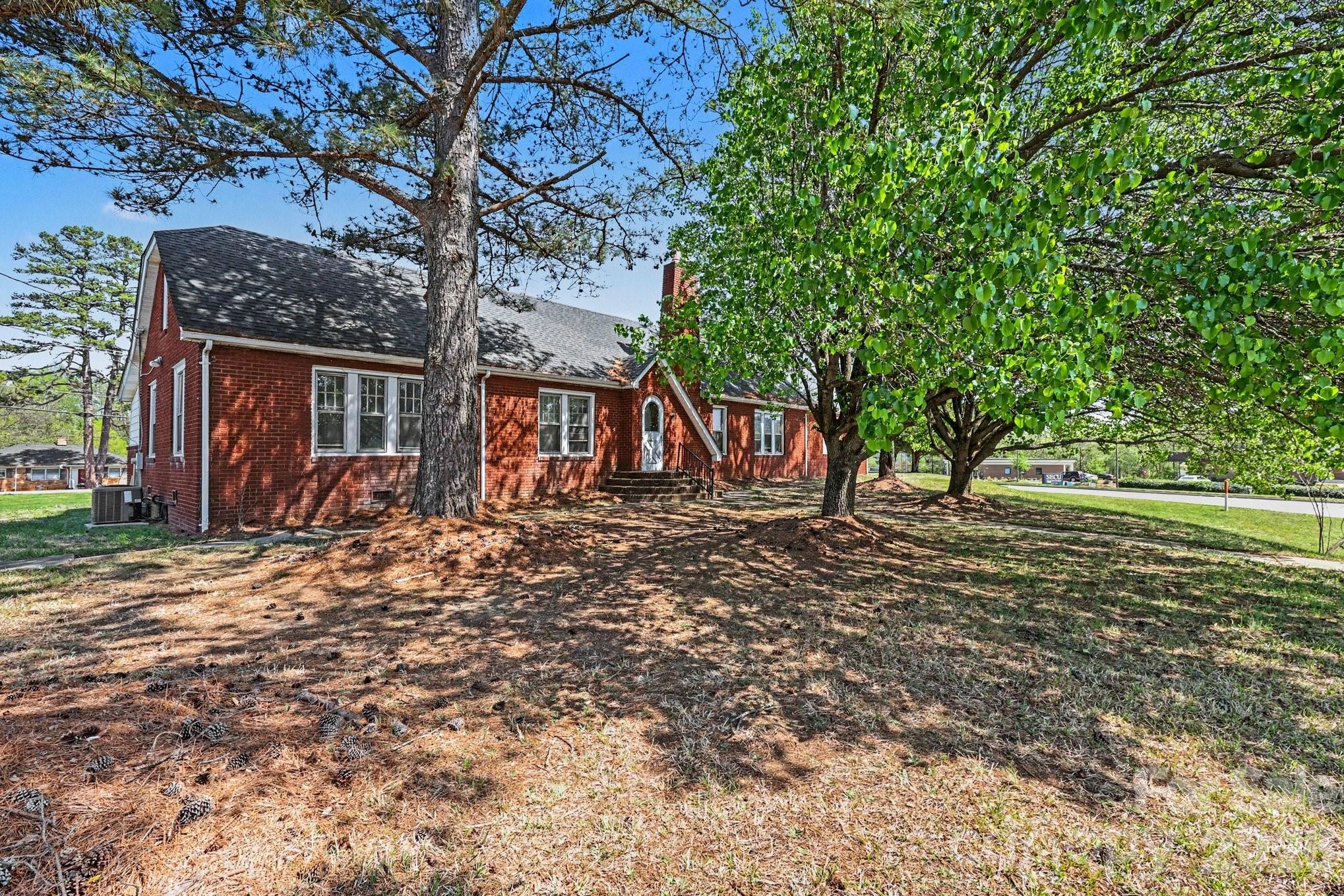 Single Family Residence at 1411 Ludwick Heights Lane, Salisbury, photo 5 of 44