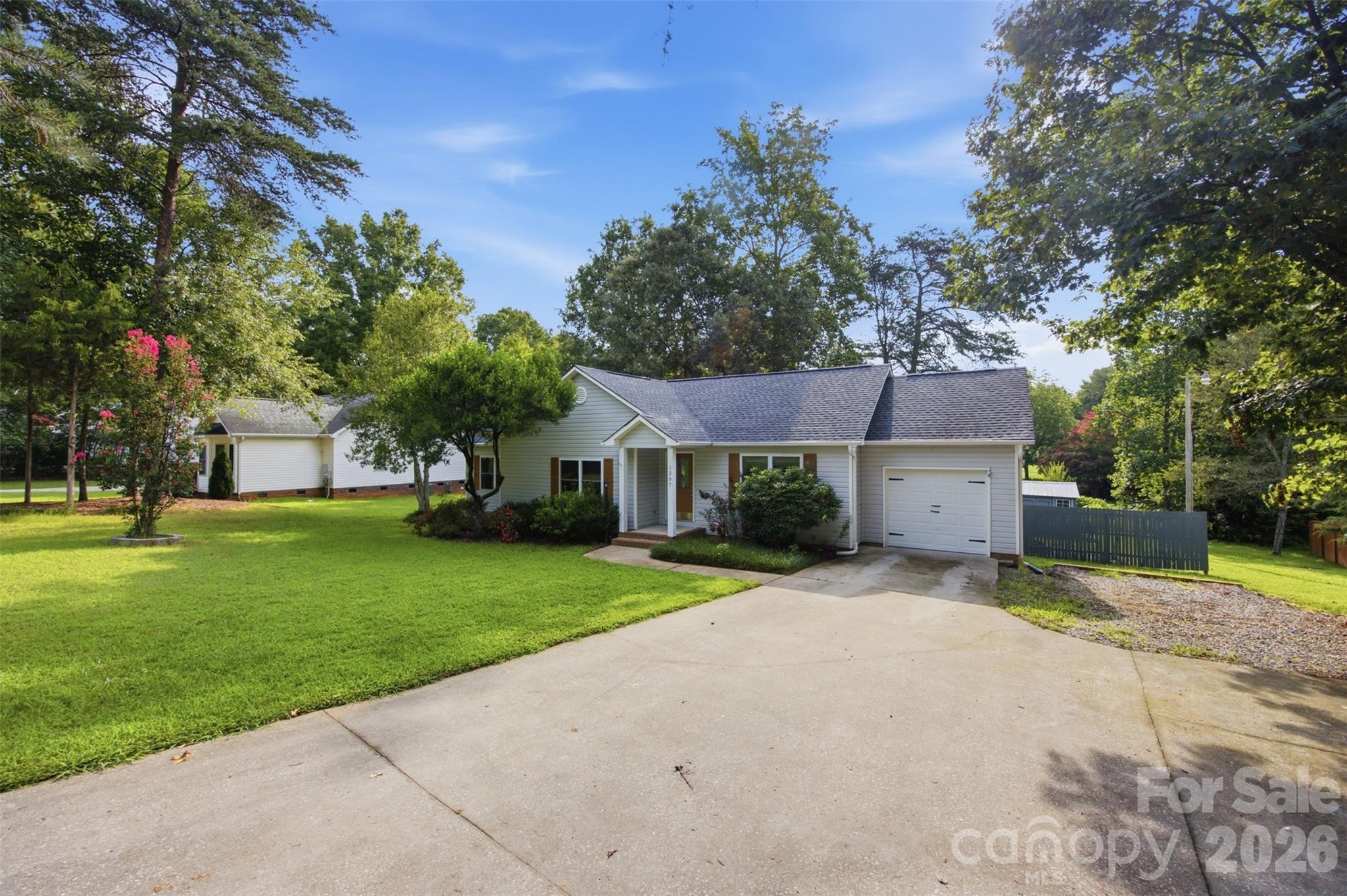 Single Family Residence at 1297 Creekview Drive, Gastonia, photo 3 of 31