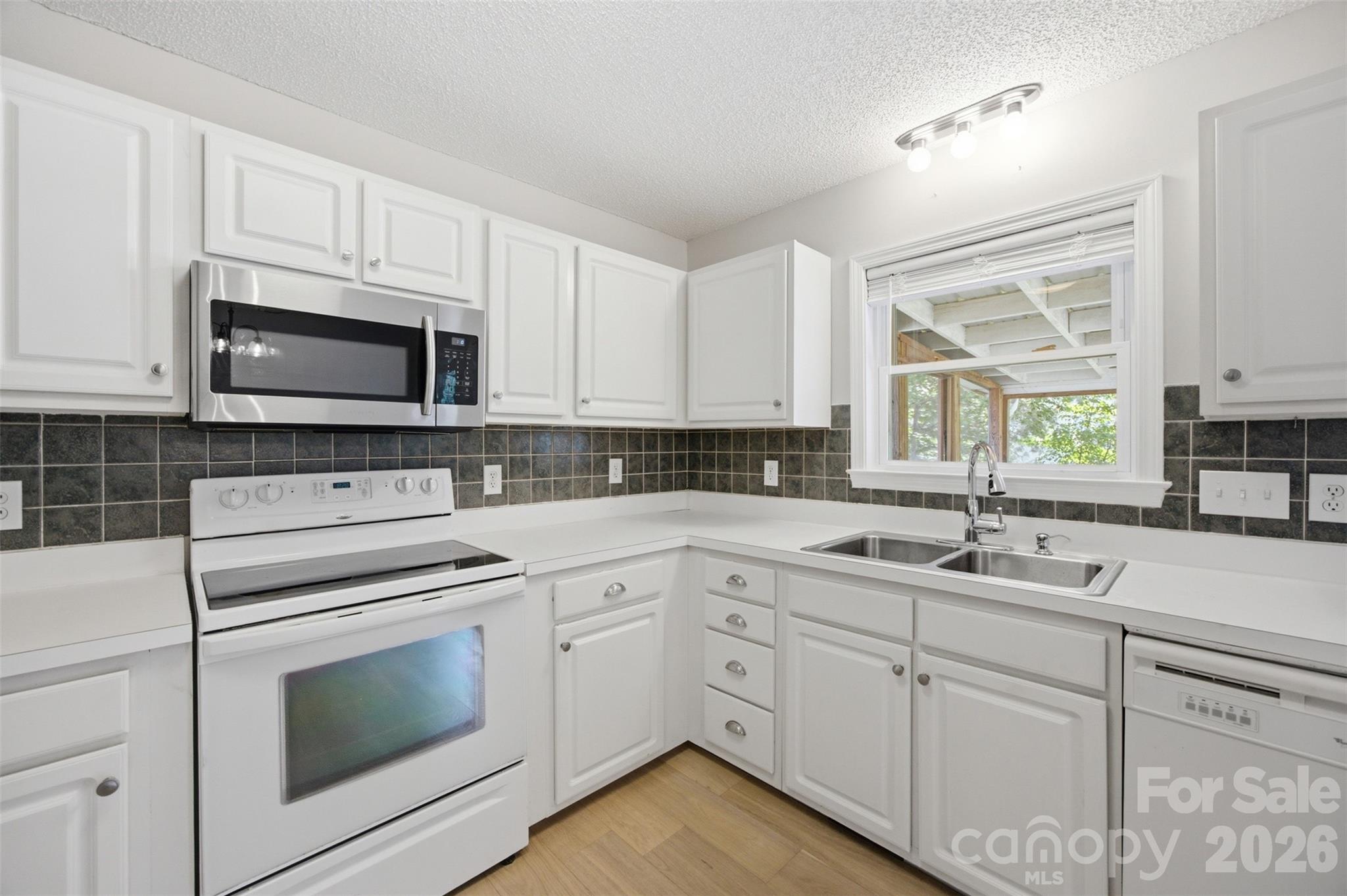 Single Family Residence at 1297 Creekview Drive, Gastonia, photo 11 of 31