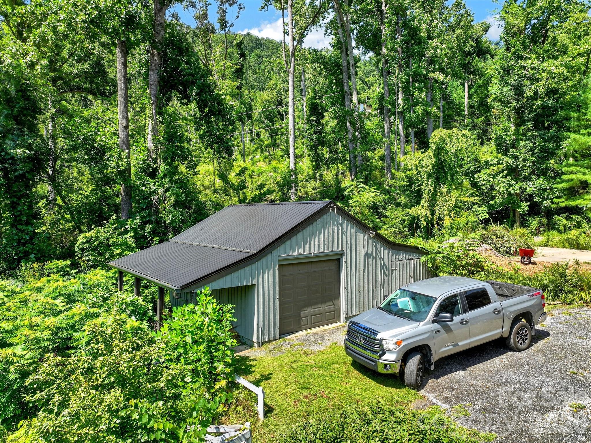 Single Family Residence at 299 Webb Cove Road, Asheville, photo 8 of 48