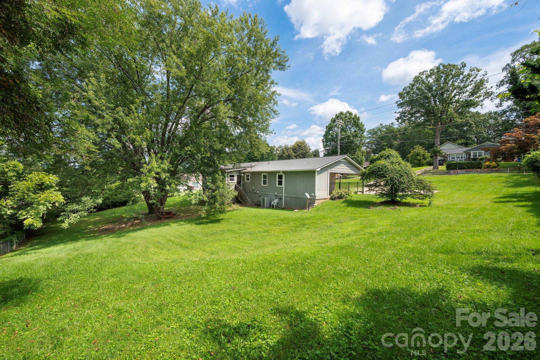 Large fenced area with beautiful muture tree - 483 Caribou Road, Asheville