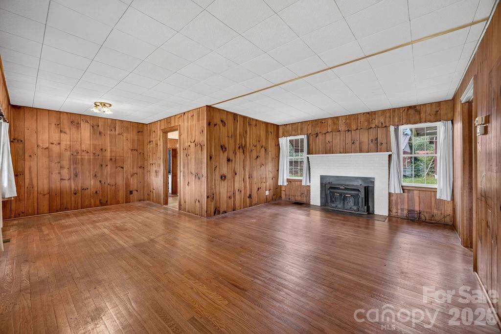 Single Family Residence at 2409 Lucas Street, Hendersonville, photo 12 of 35