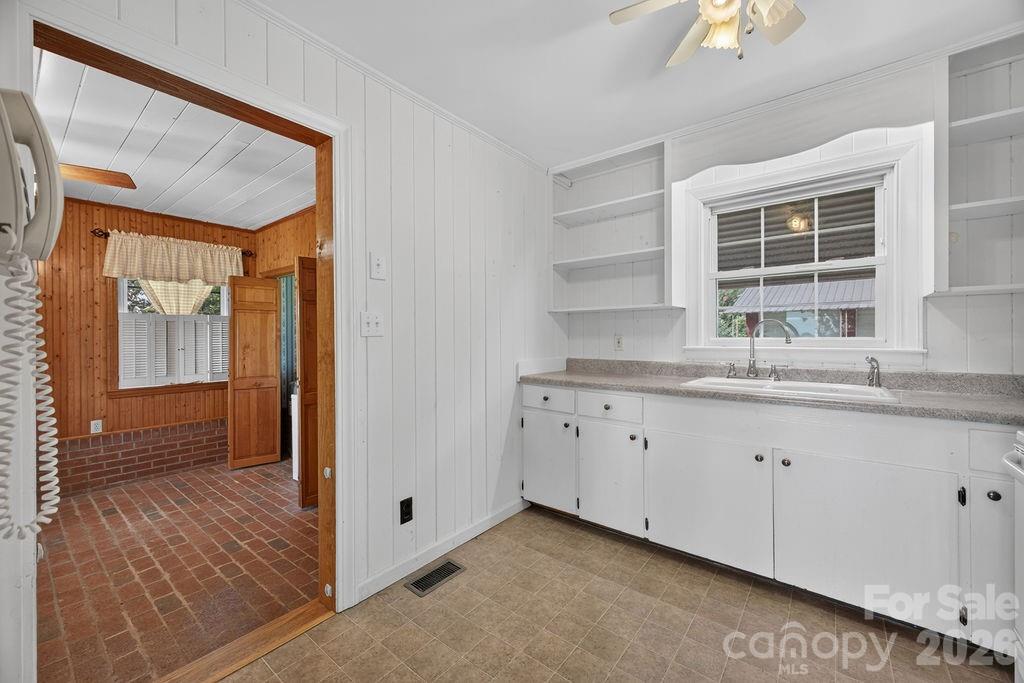 Single Family Residence at 2409 Lucas Street, Hendersonville, photo 18 of 35