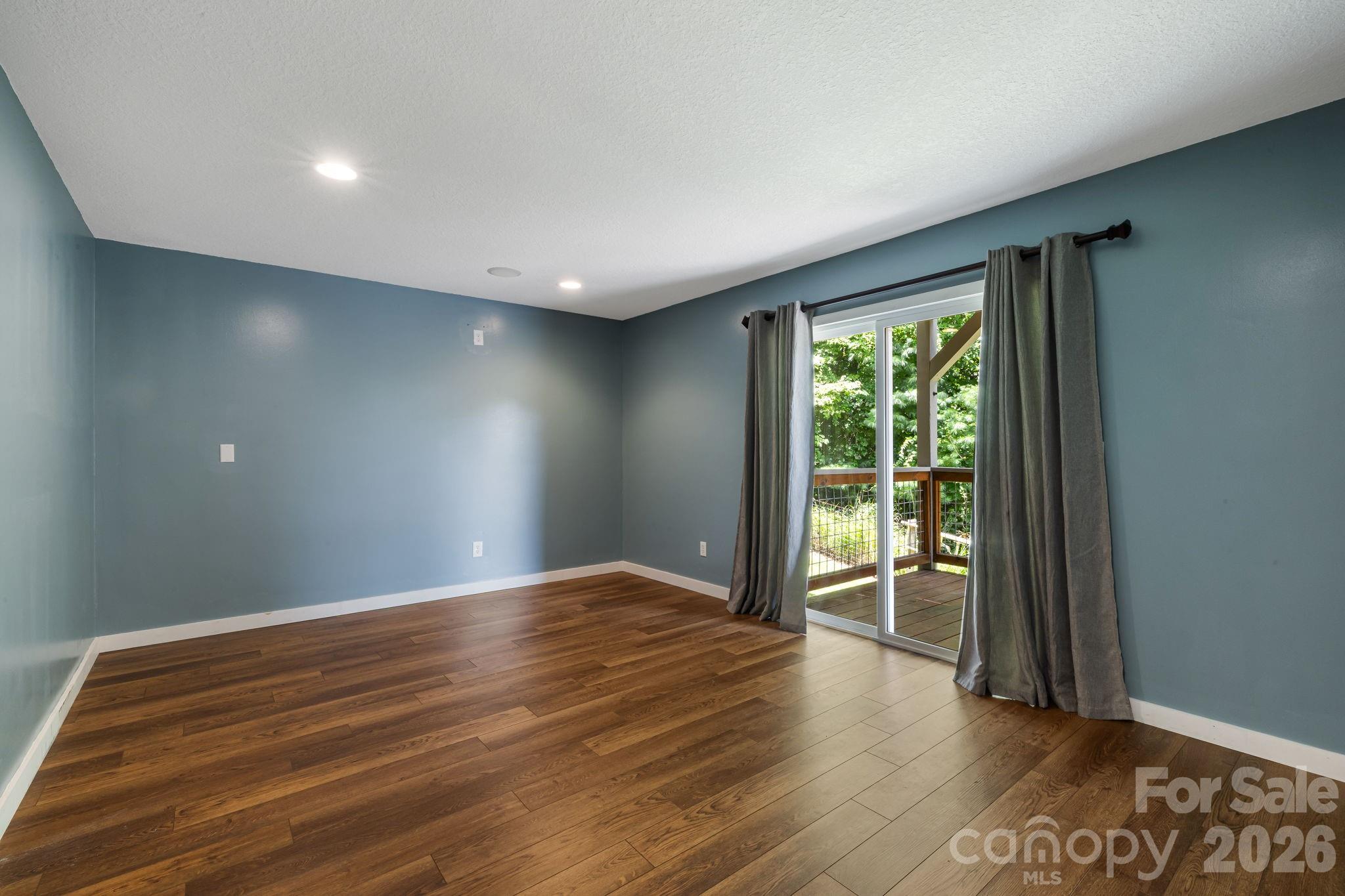 Large bonus room #1 with sliding doors to the lower deck with long range mountain views - 184 Scarlett Ridge Drive, Marshall