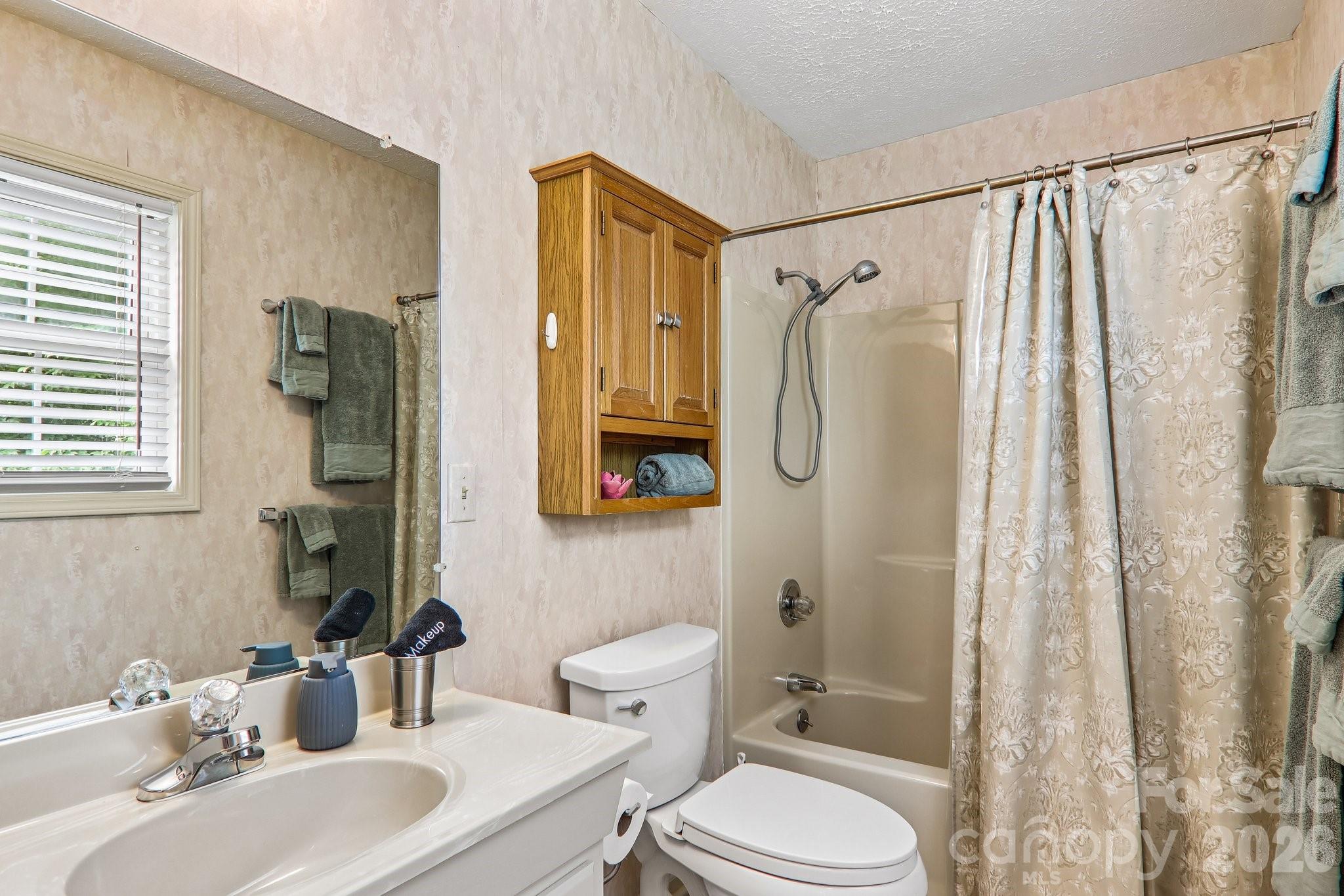 Primary bath with tub/shower - 169 Highview Drive, Maggie Valley