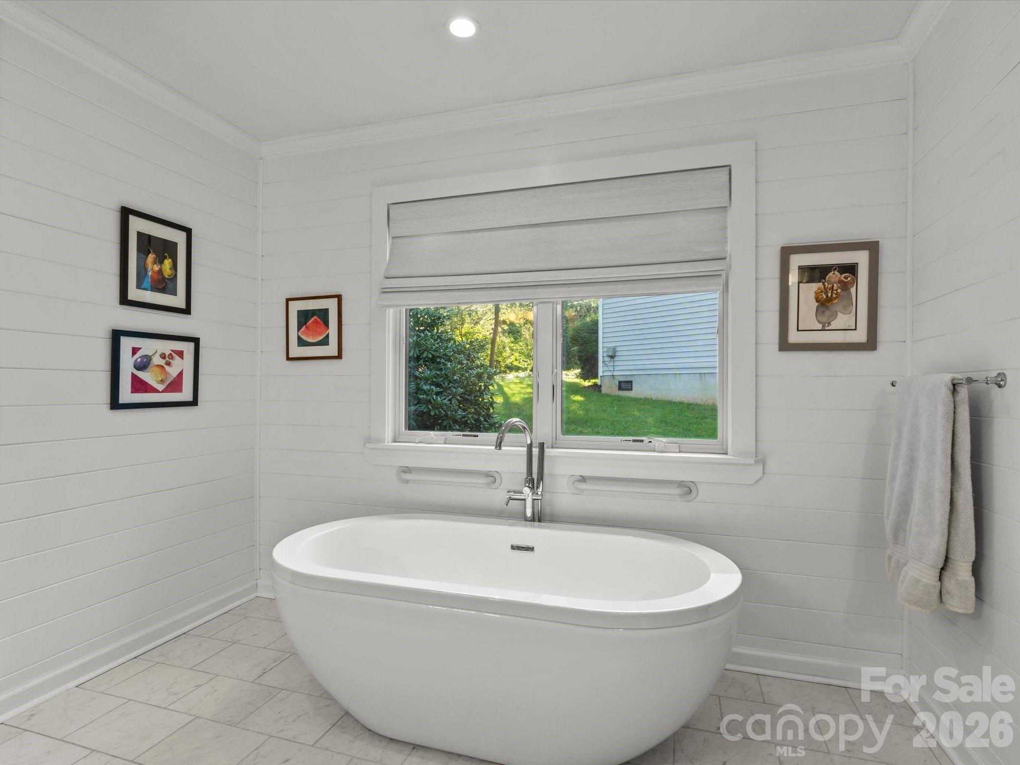 A deep soaking tub is essential for relaxation in the primary en suite - 110 Aurora Drive, Asheville