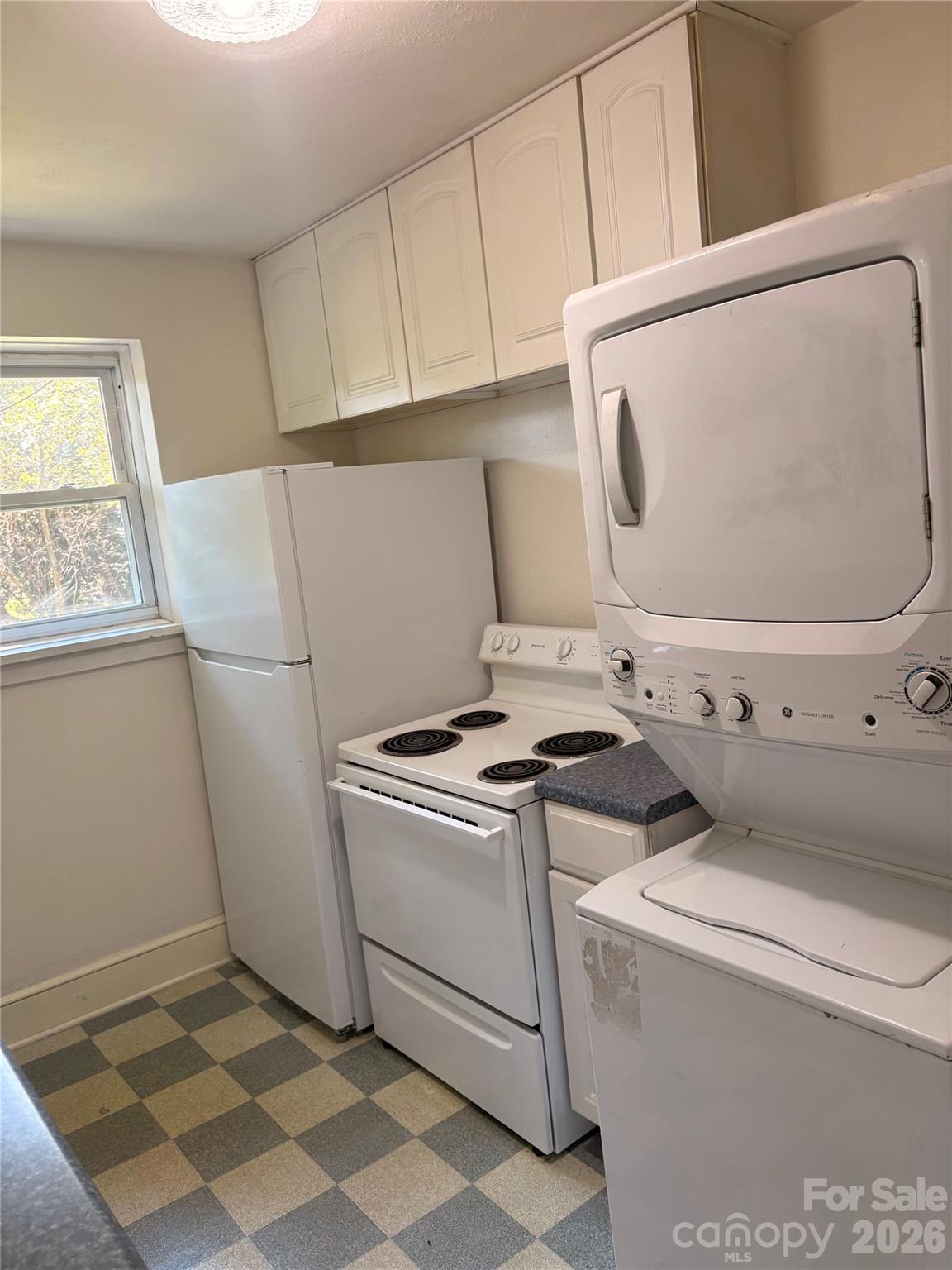 Kitchen with fresh paint - 725 5th Avenue SW, Hickory